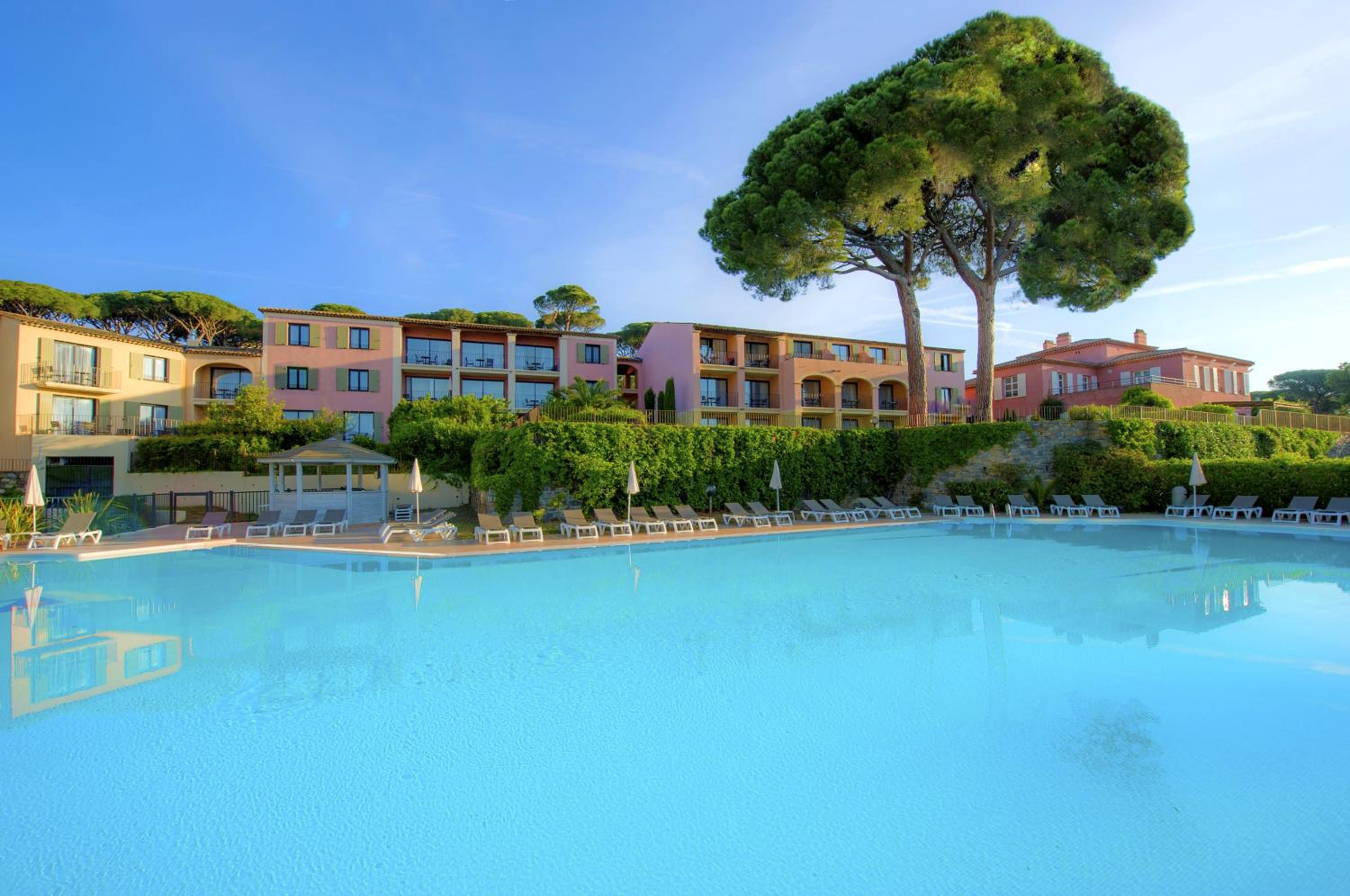 Club Triple Room Pool View photo 2