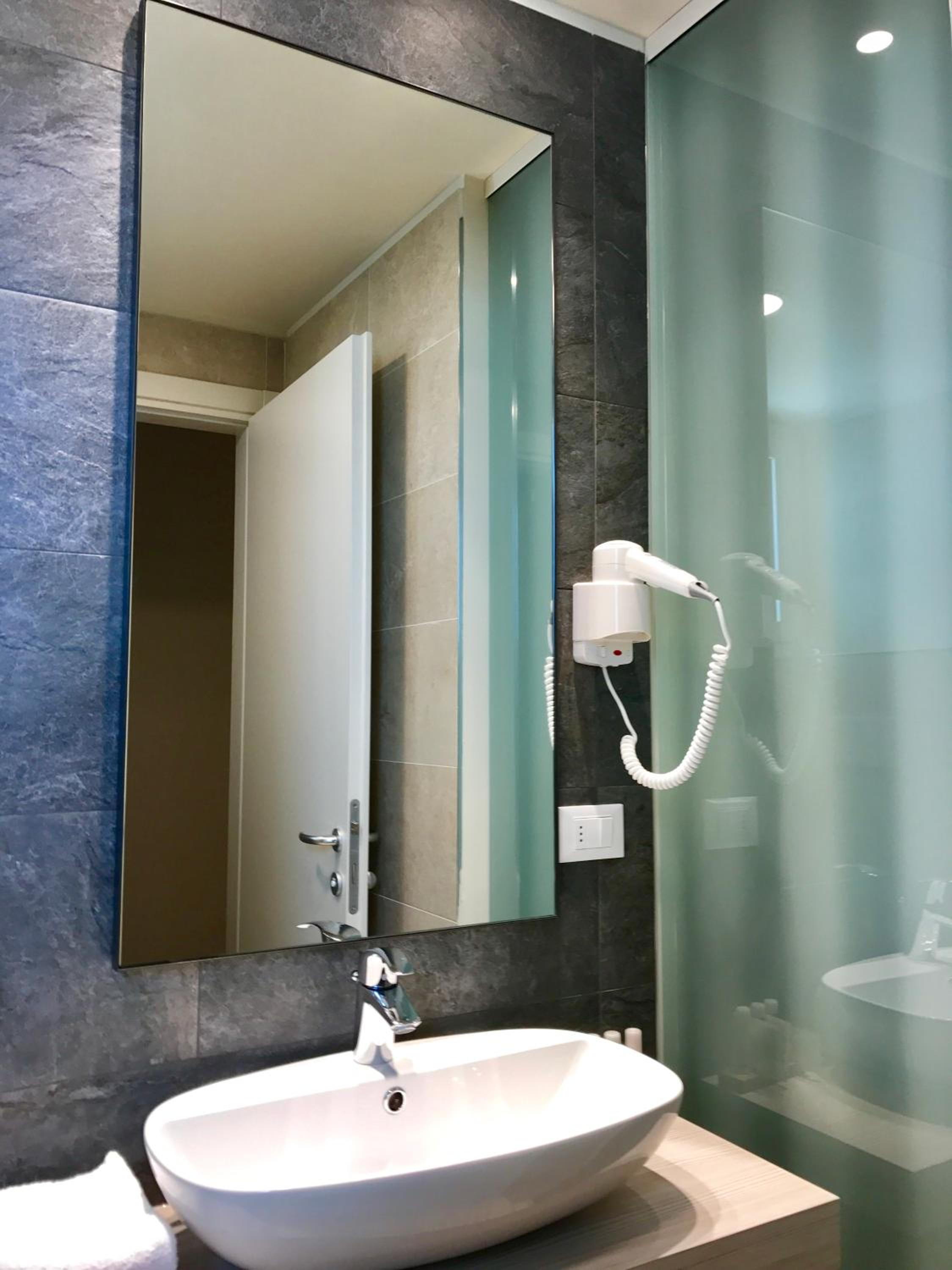 Deluxe Double or Twin Room with Sea View - Photo 8