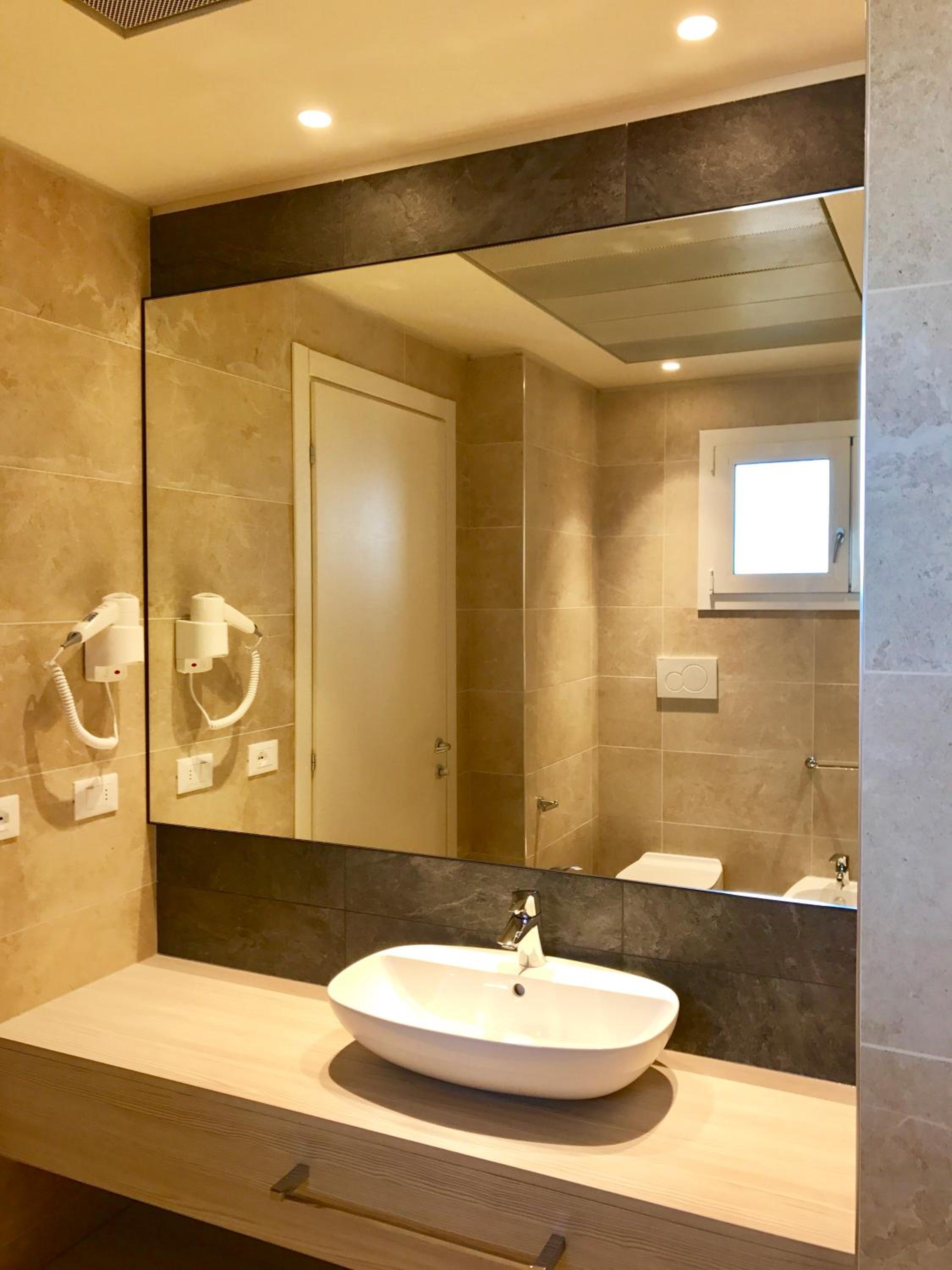 Deluxe Double or Twin Room with Balcony - Photo 9