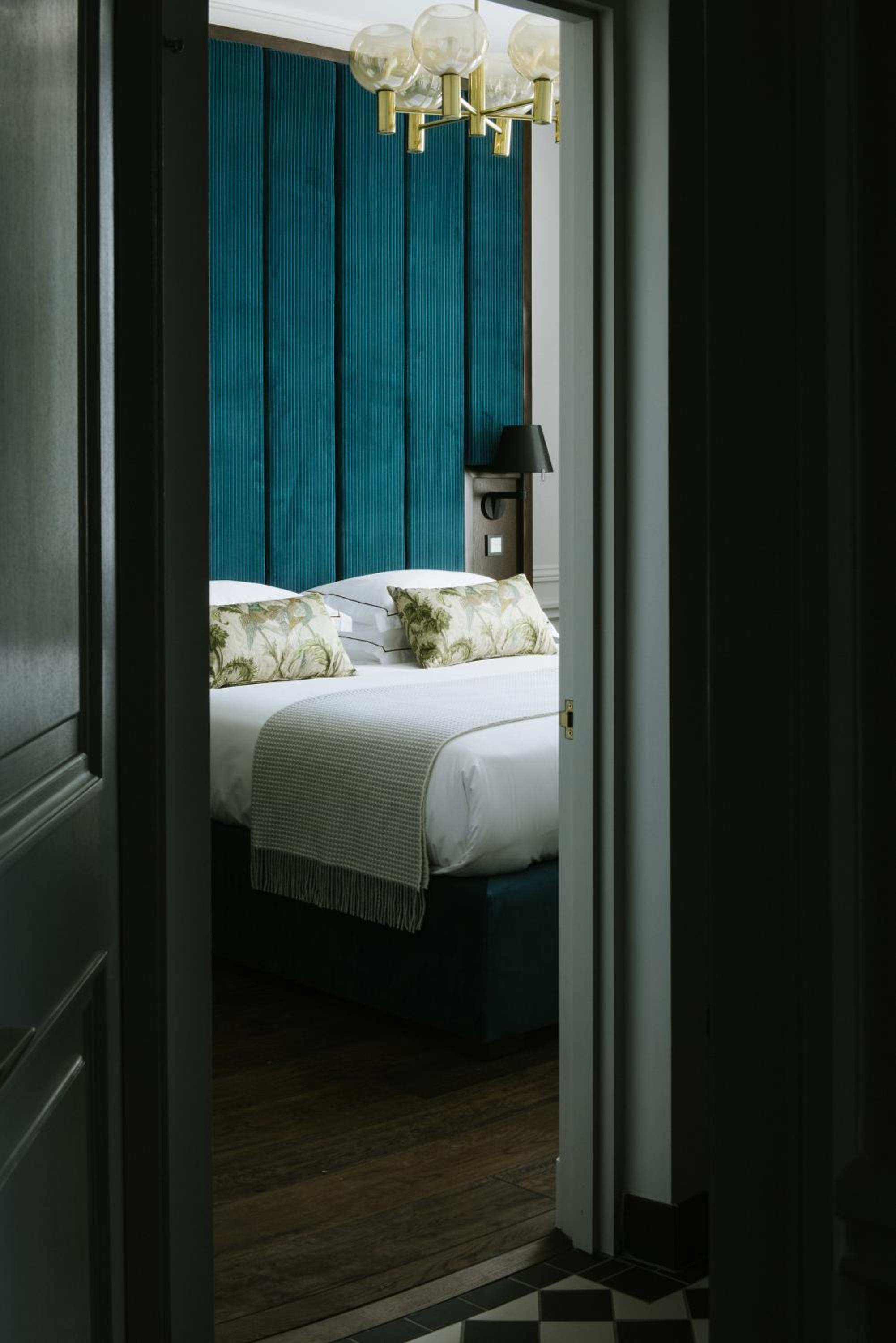 Luxury One Bedroom Apartment With Bed Alcove