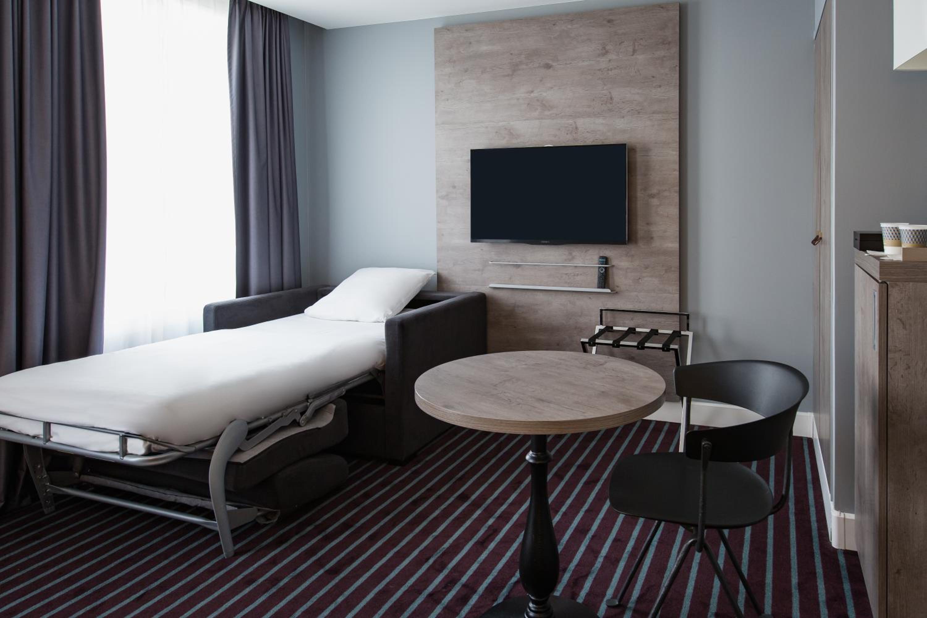 Privilege King Room with Sofa Bed - Photo 5