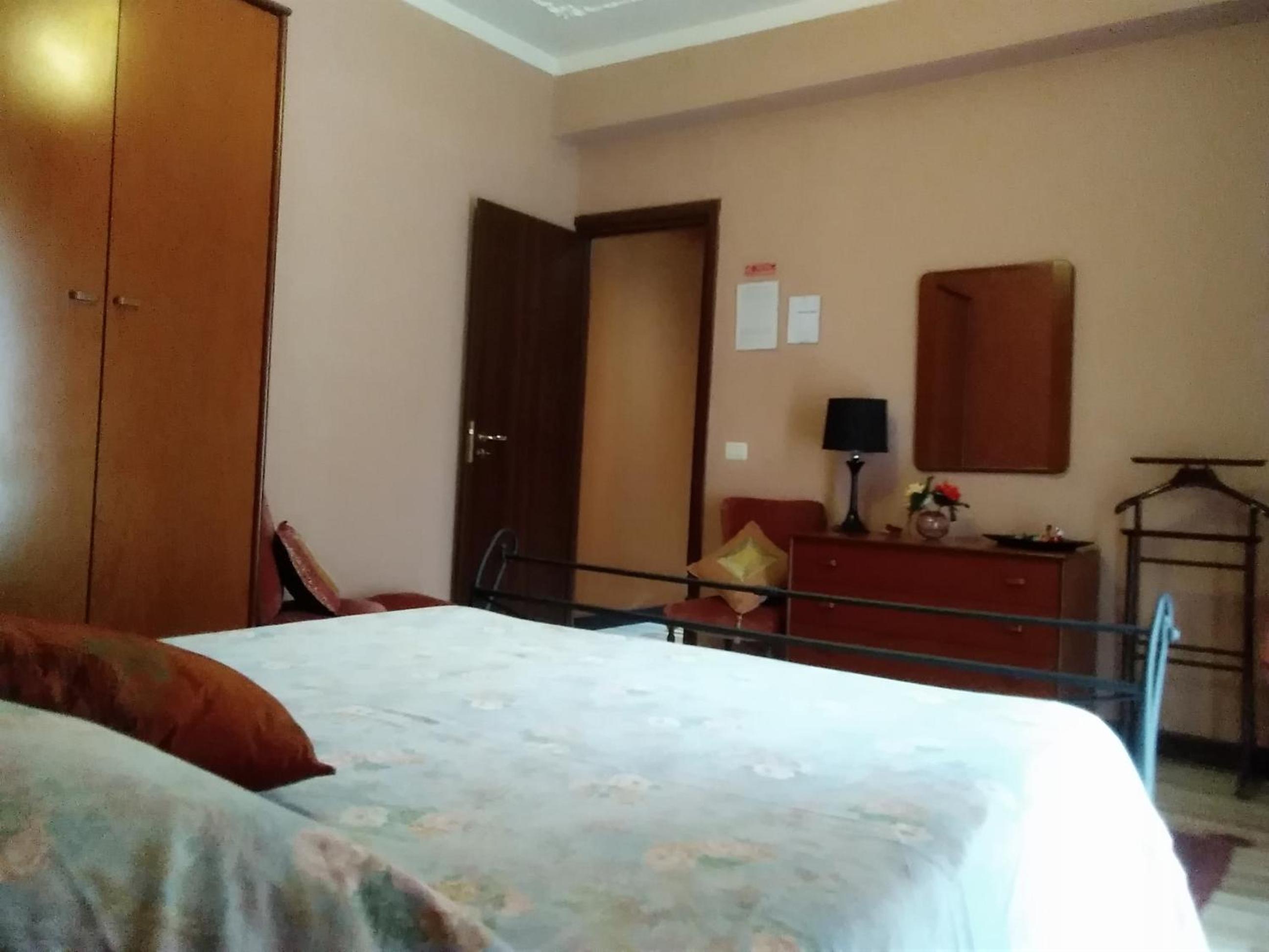 Large Double Room - Photo 5