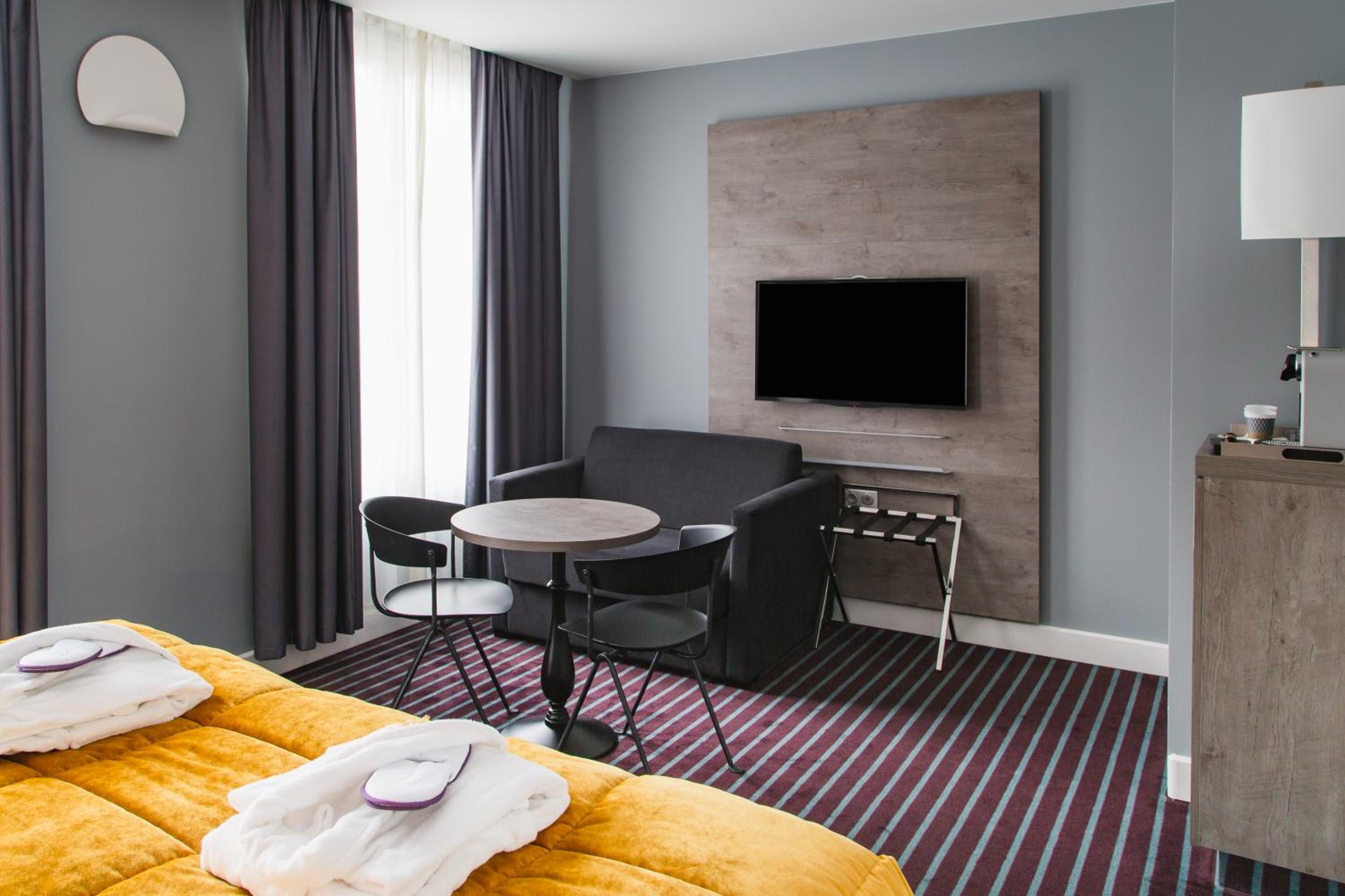 Privilege King Room with Sofa Bed - Photo 4