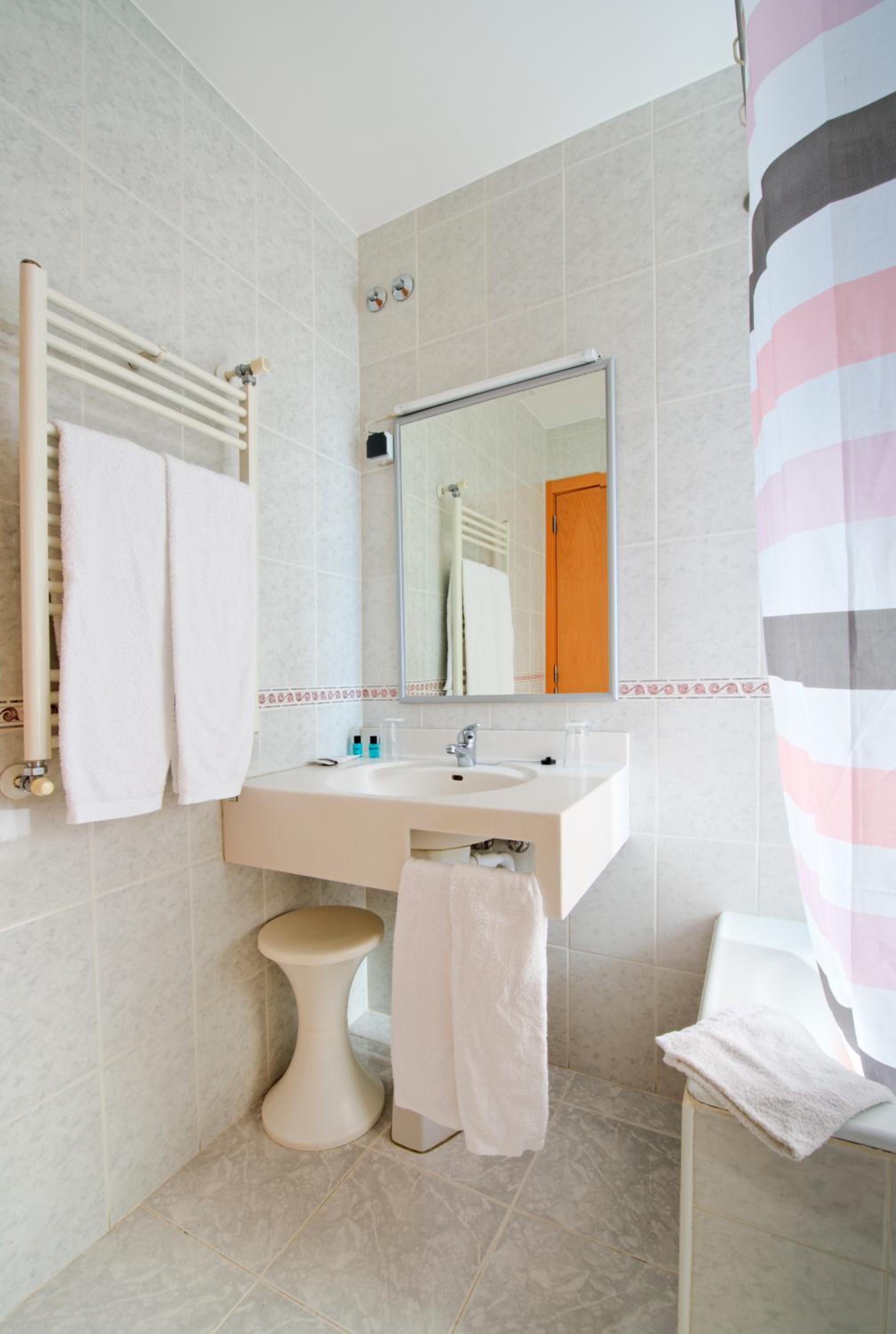 Double Room with Balcony - Photo 7