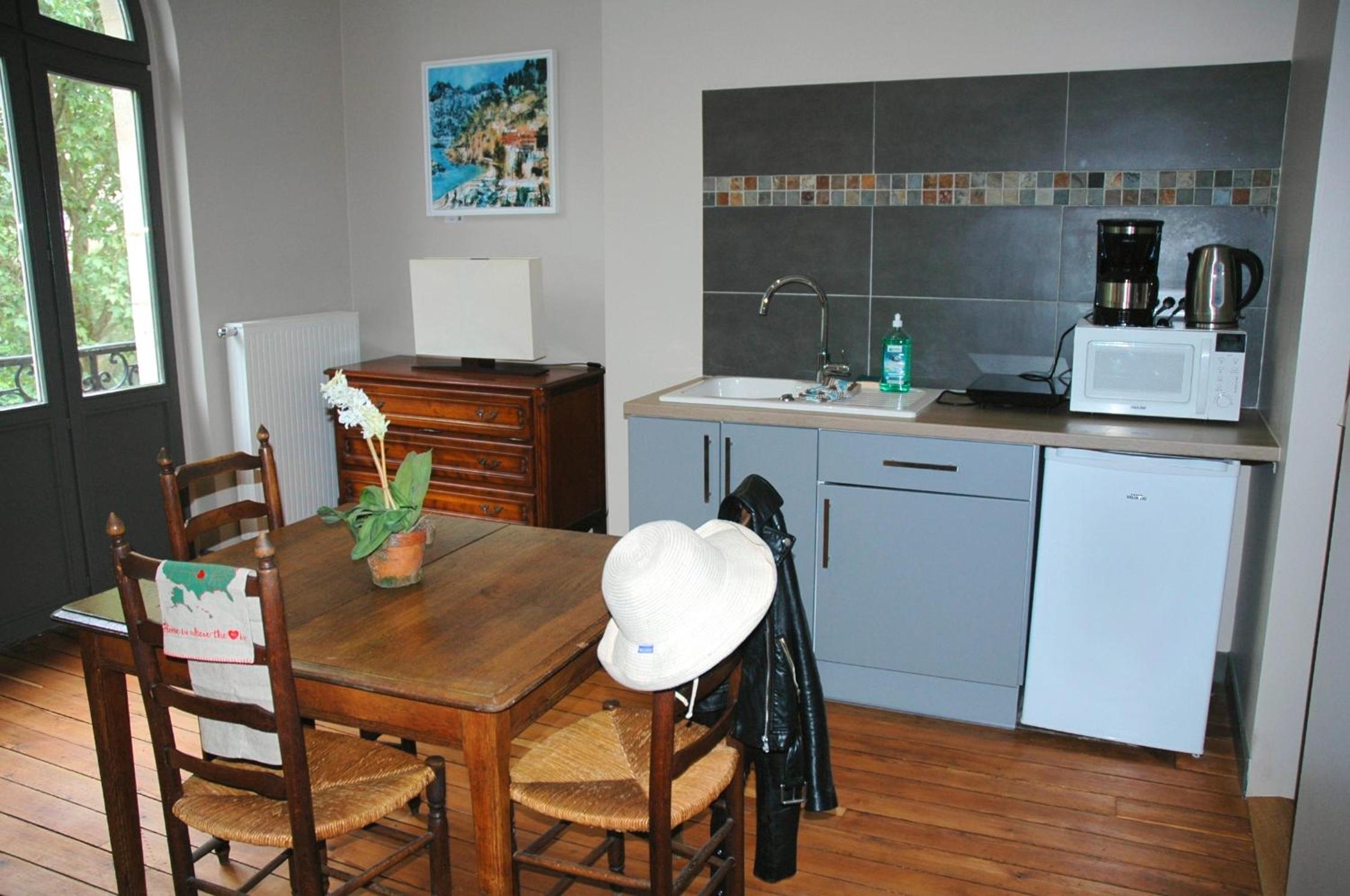Apartment with Balcony - Photo 7