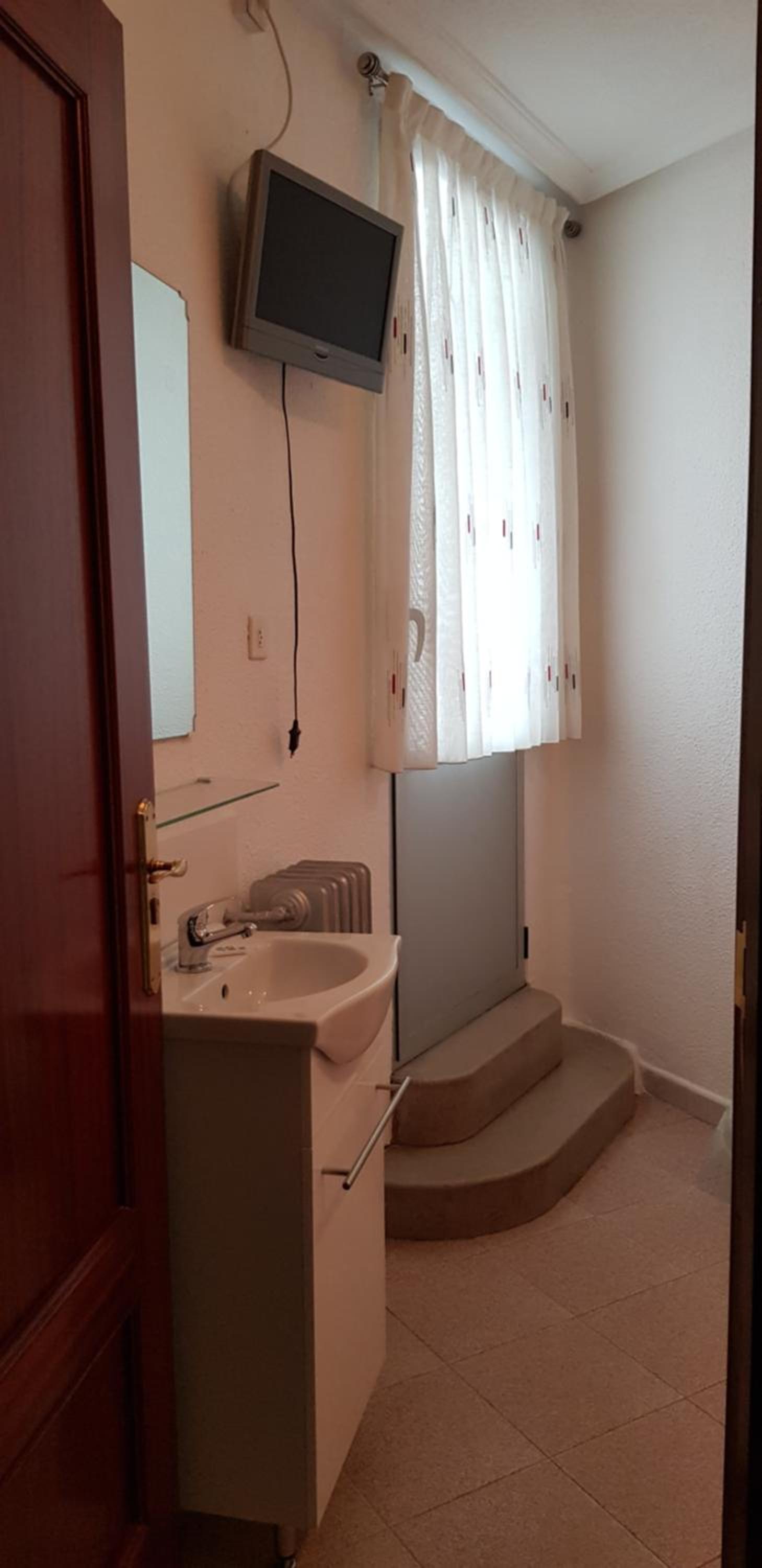 Standard Single Room with Shared Bathroom photo 3