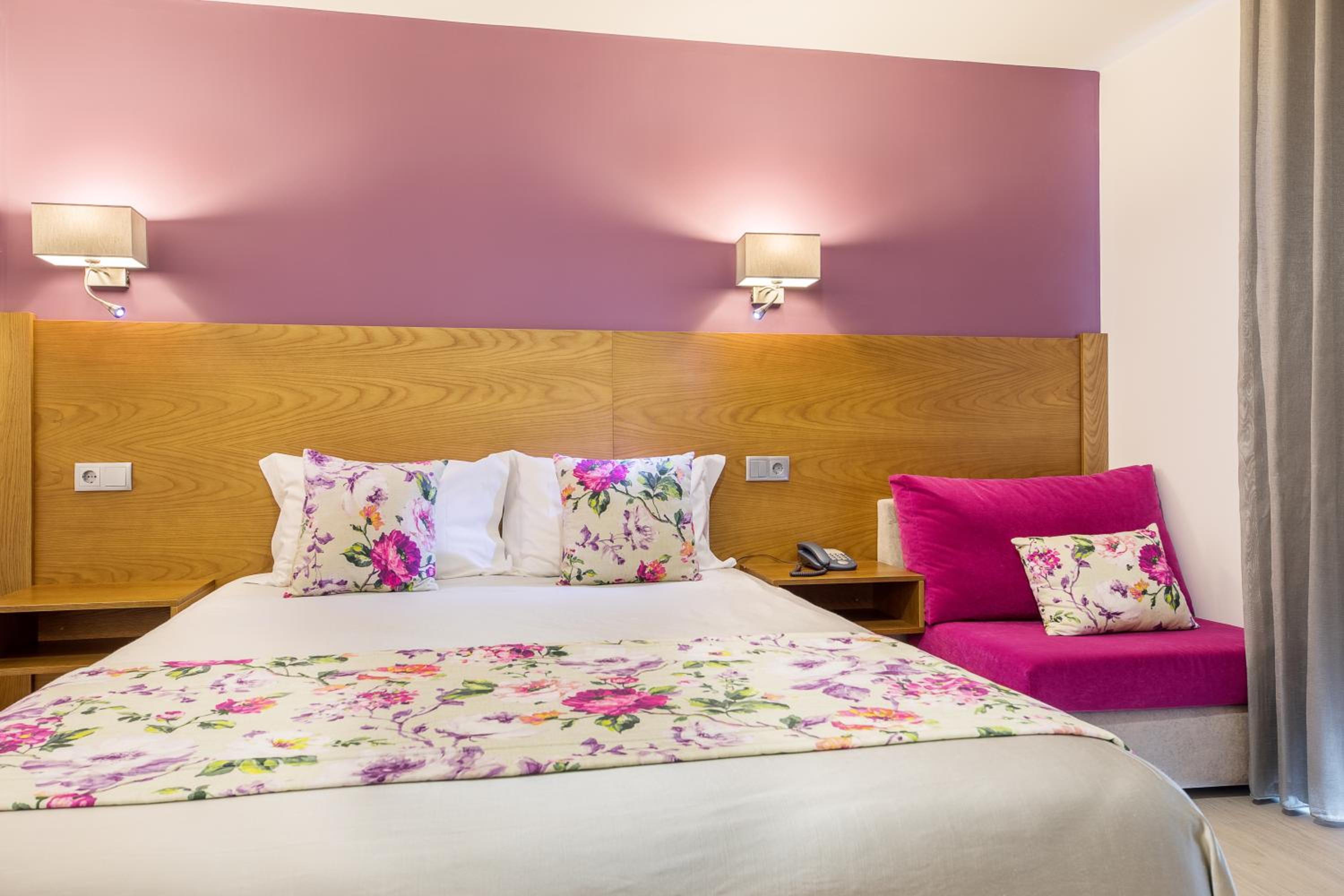 Double or Twin Room with Private Bathroom - Photo 1
