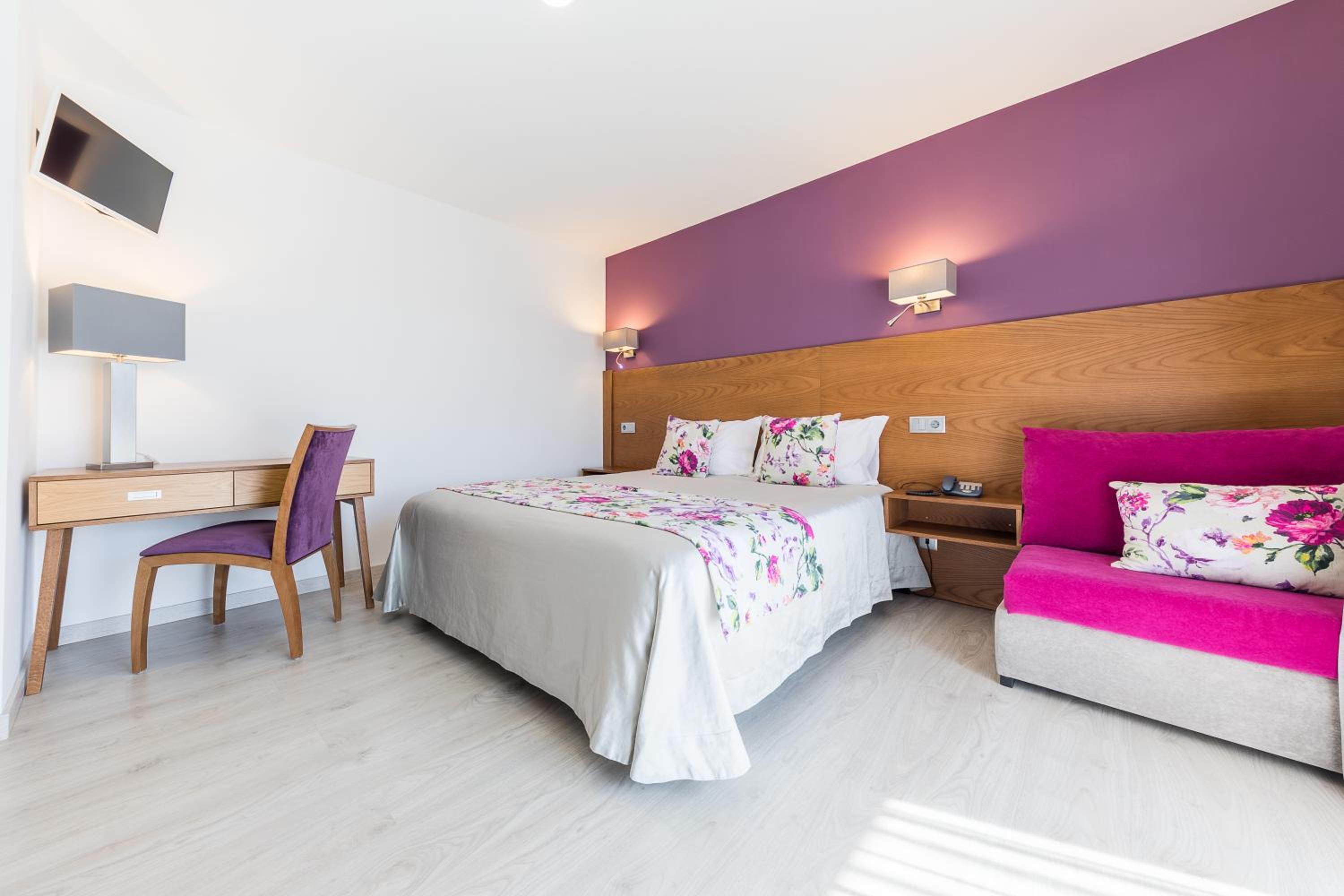 Double or Twin Room with Private Bathroom - Photo 7