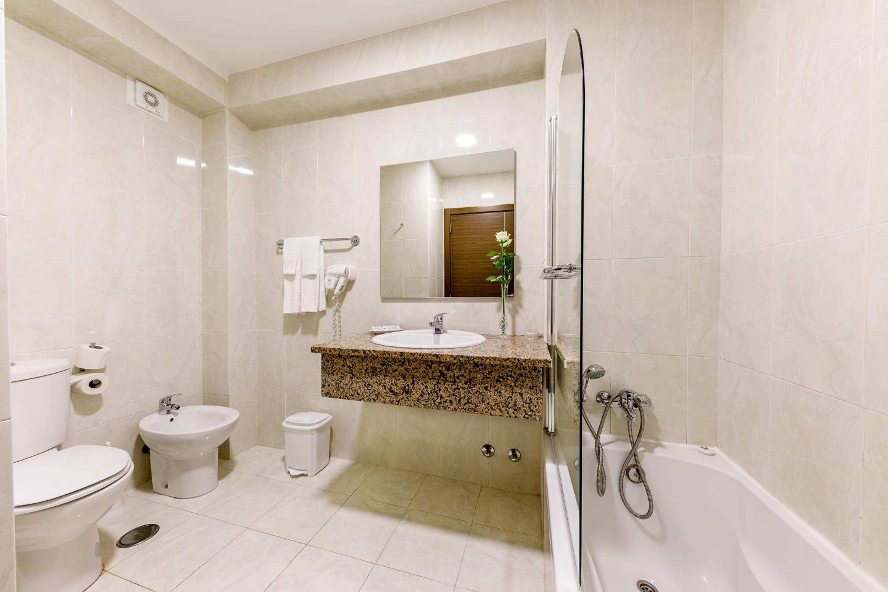 Double or Twin Room with Private Bathroom - Photo 3
