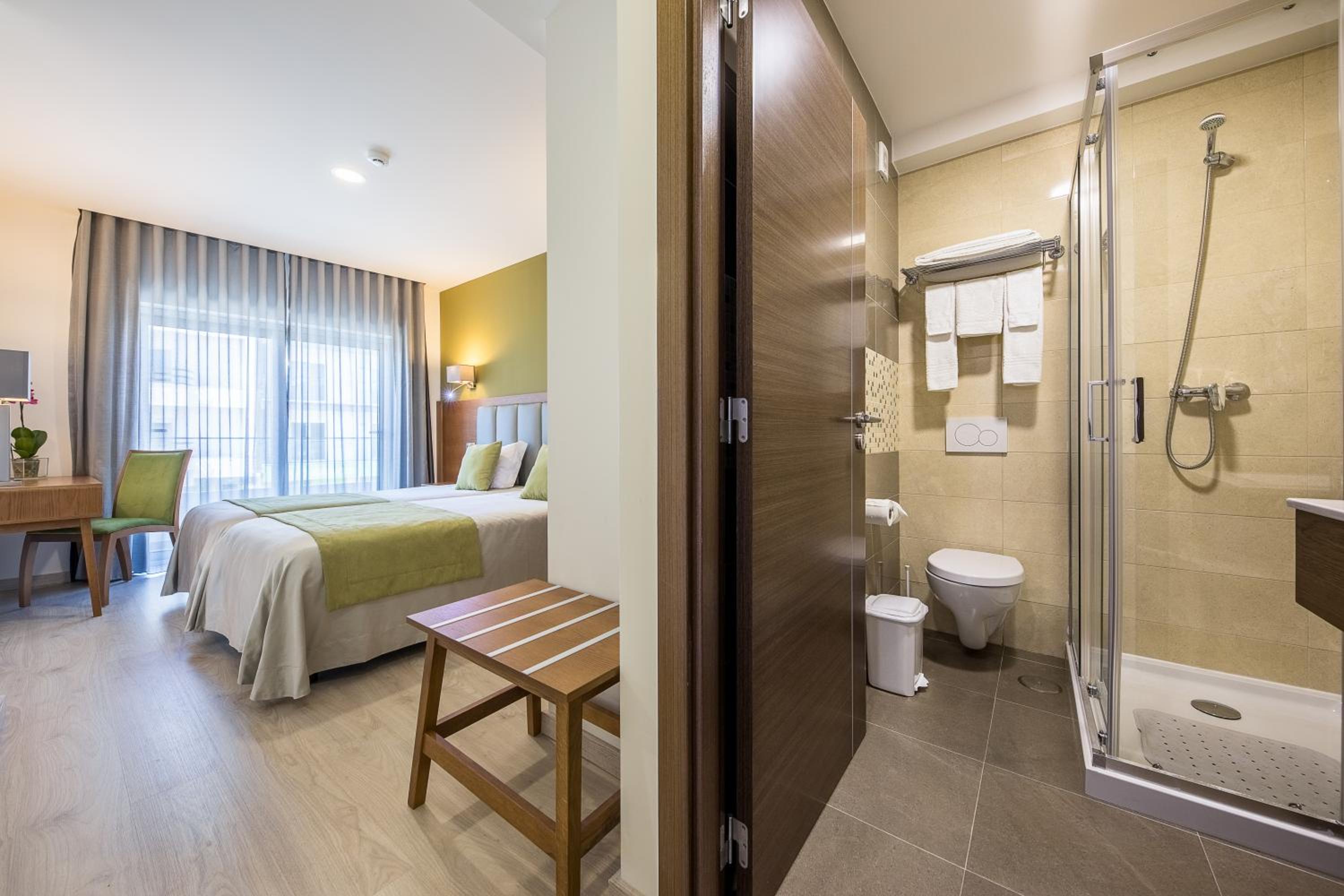 Double Room with Private Bathroom - Photo 6