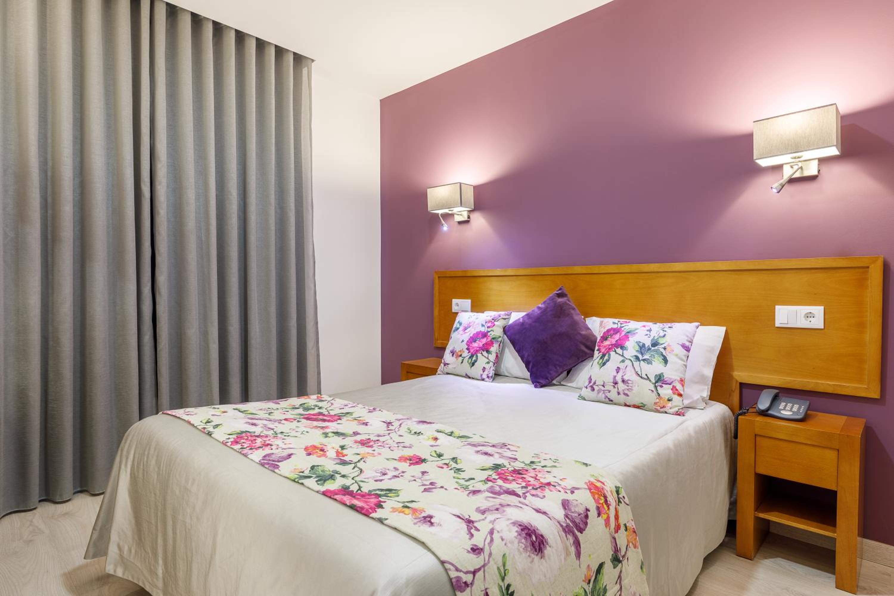 Double or Twin Room with Private Bathroom - Photo 5