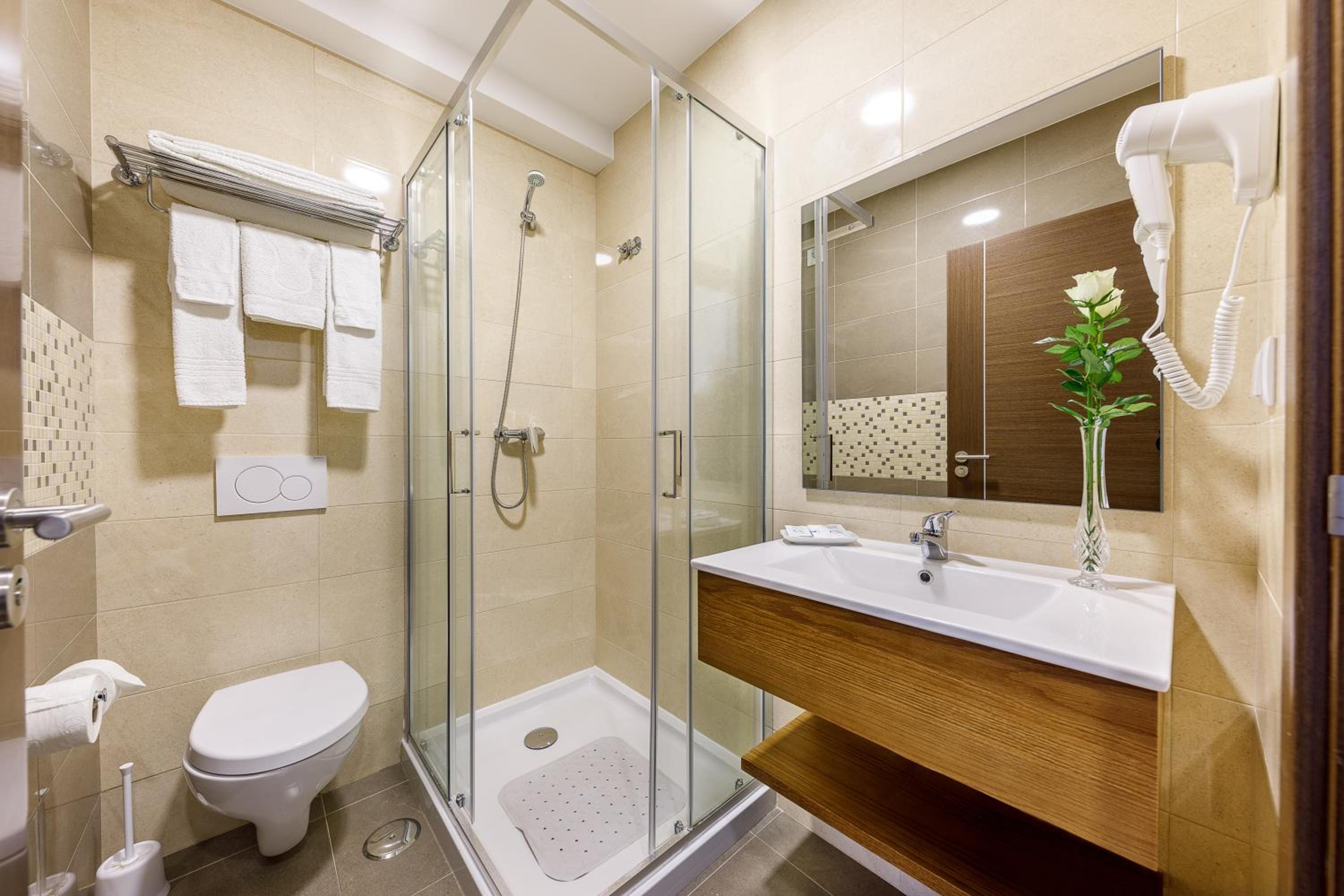 Double Room with Private Bathroom - Photo 4