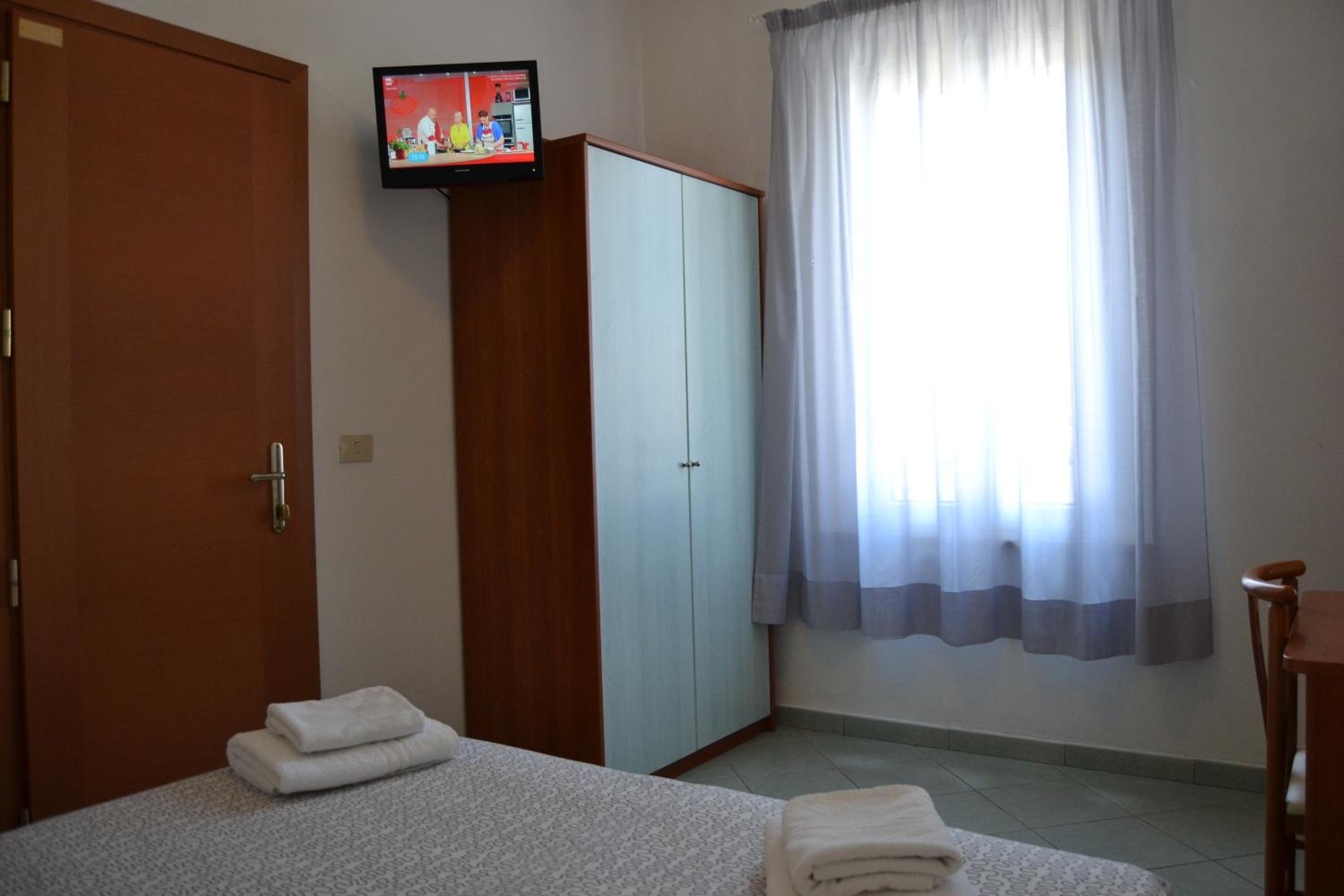 Double or Twin Room with Bathroom - Photo 18
