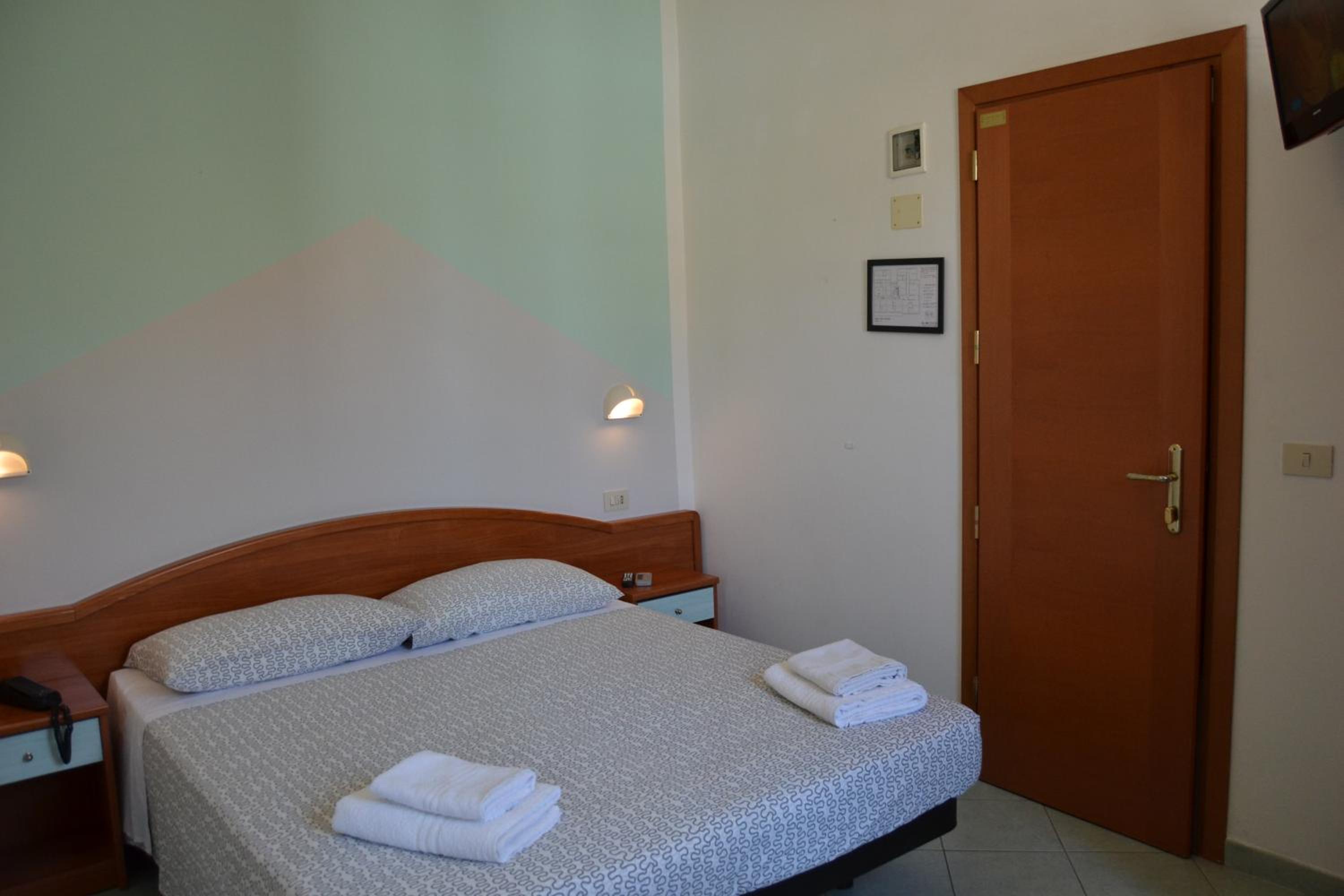 Double or Twin Room with Bathroom - Photo 2