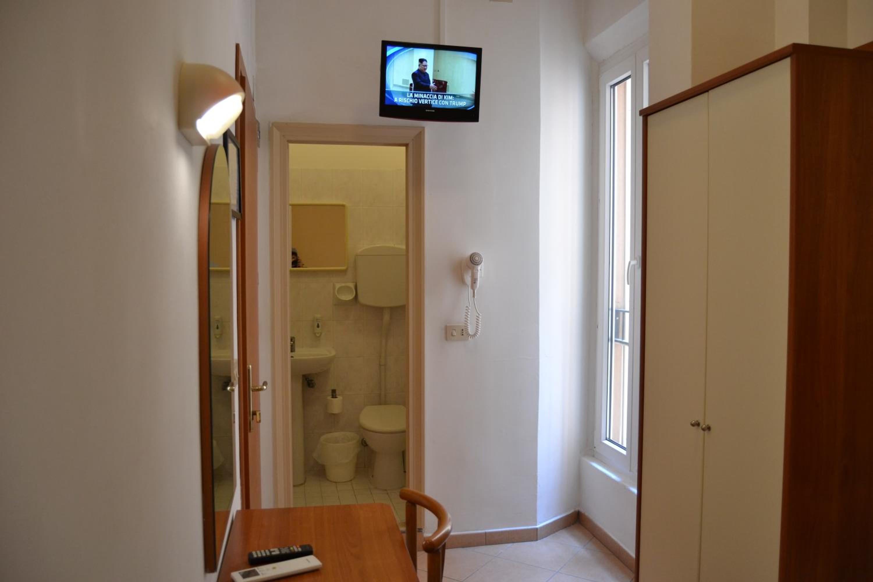 Economy small double room - Photo 11