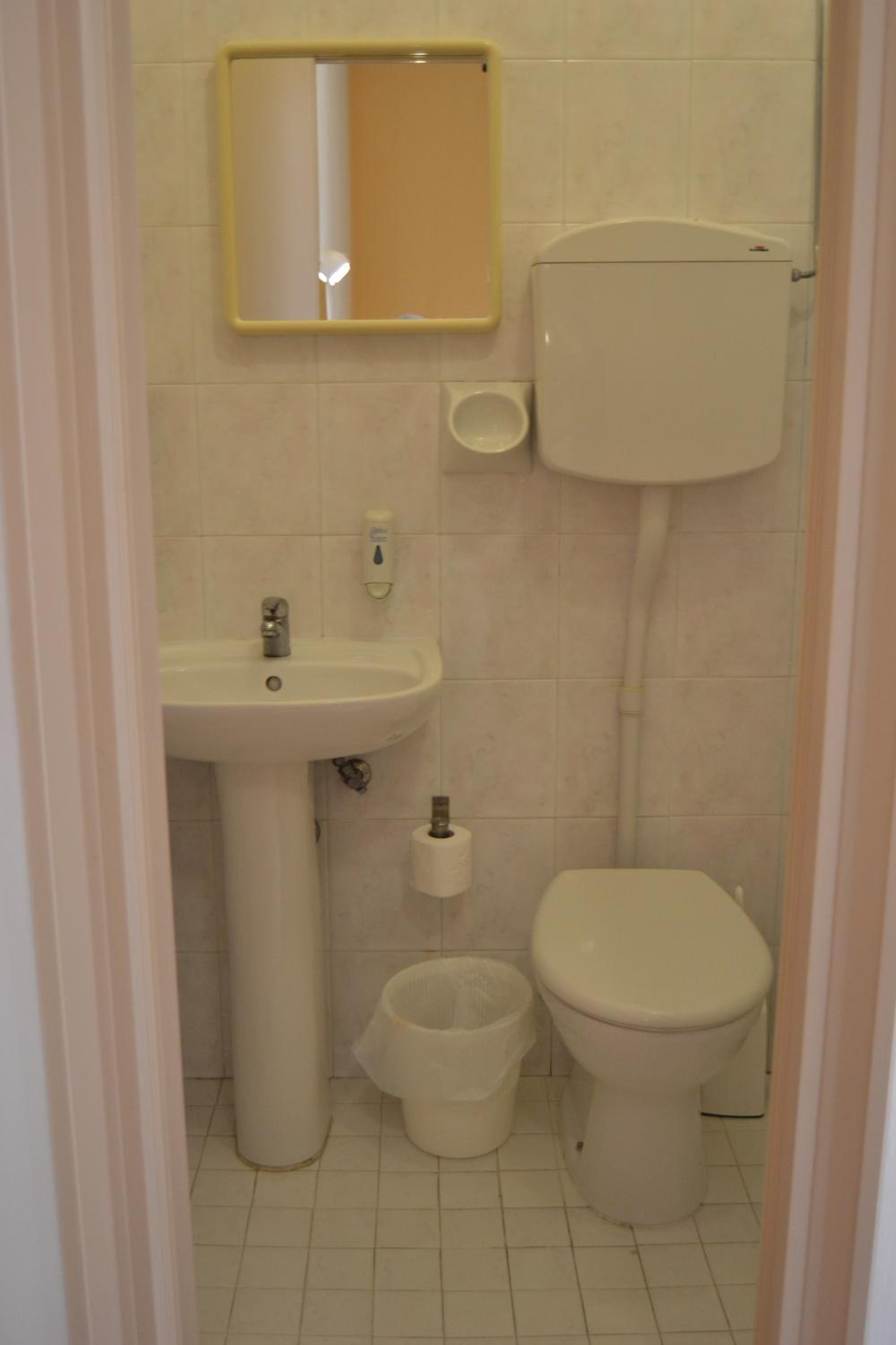 Economy small double room - Photo 9