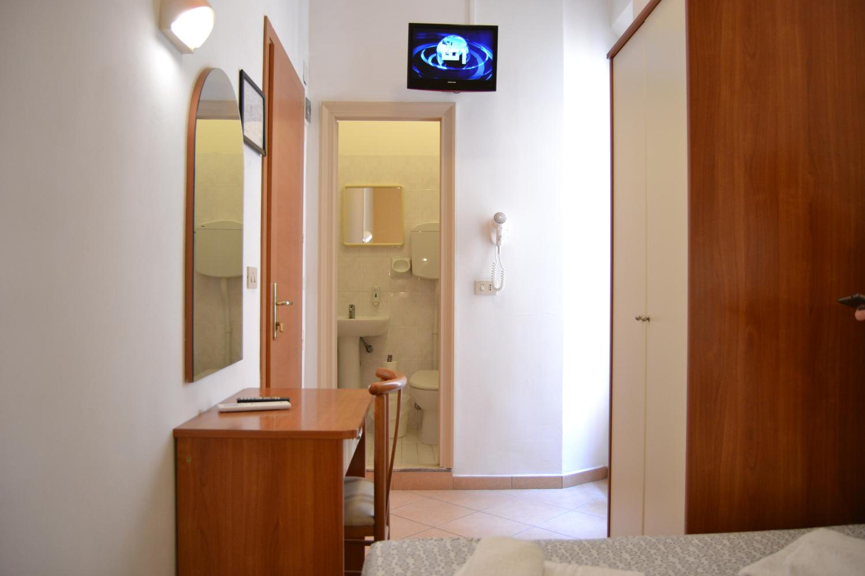 Economy small double room - Photo 2