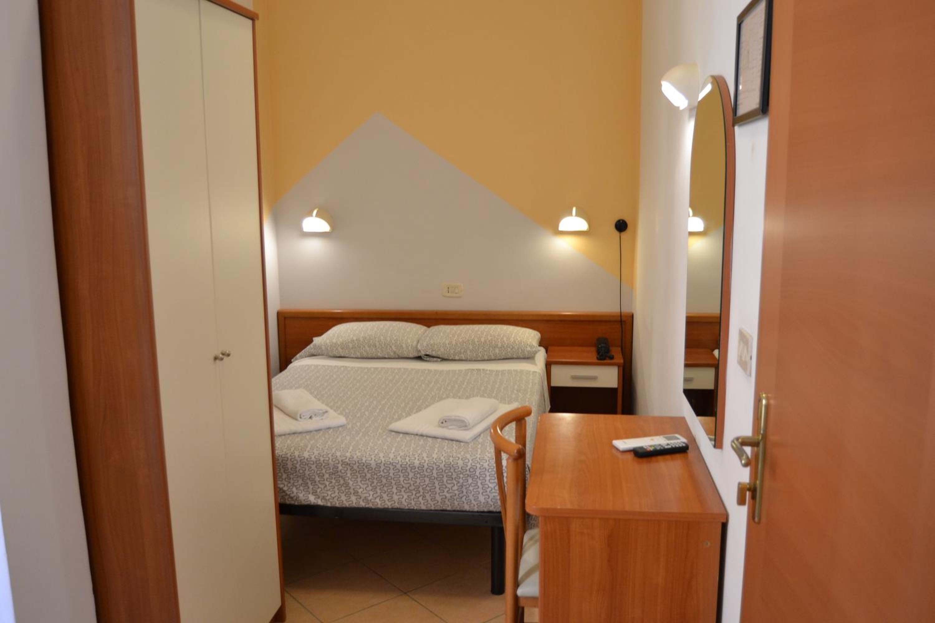 Economy small double room - Photo 5