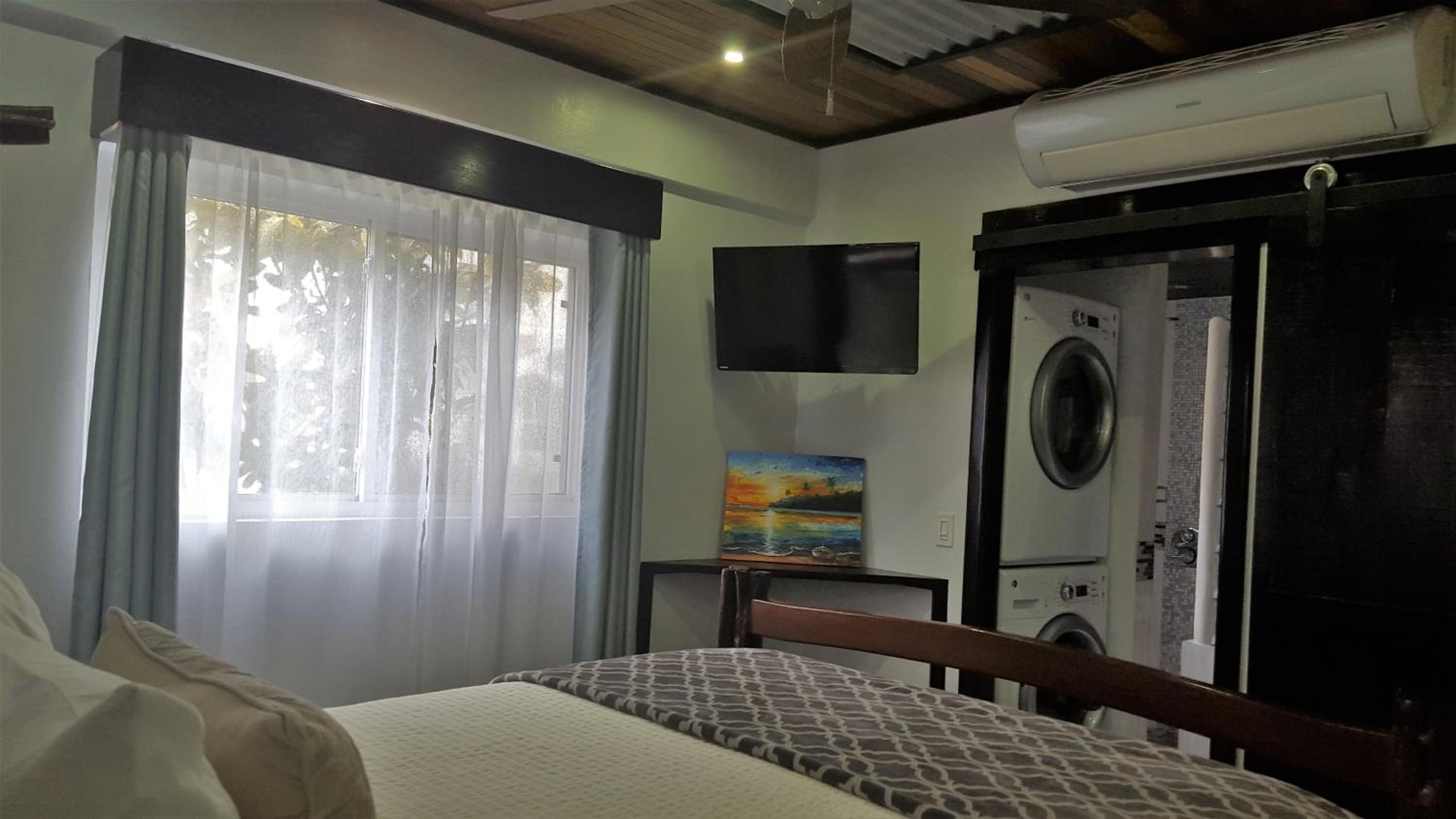 Deluxe Queen Suite