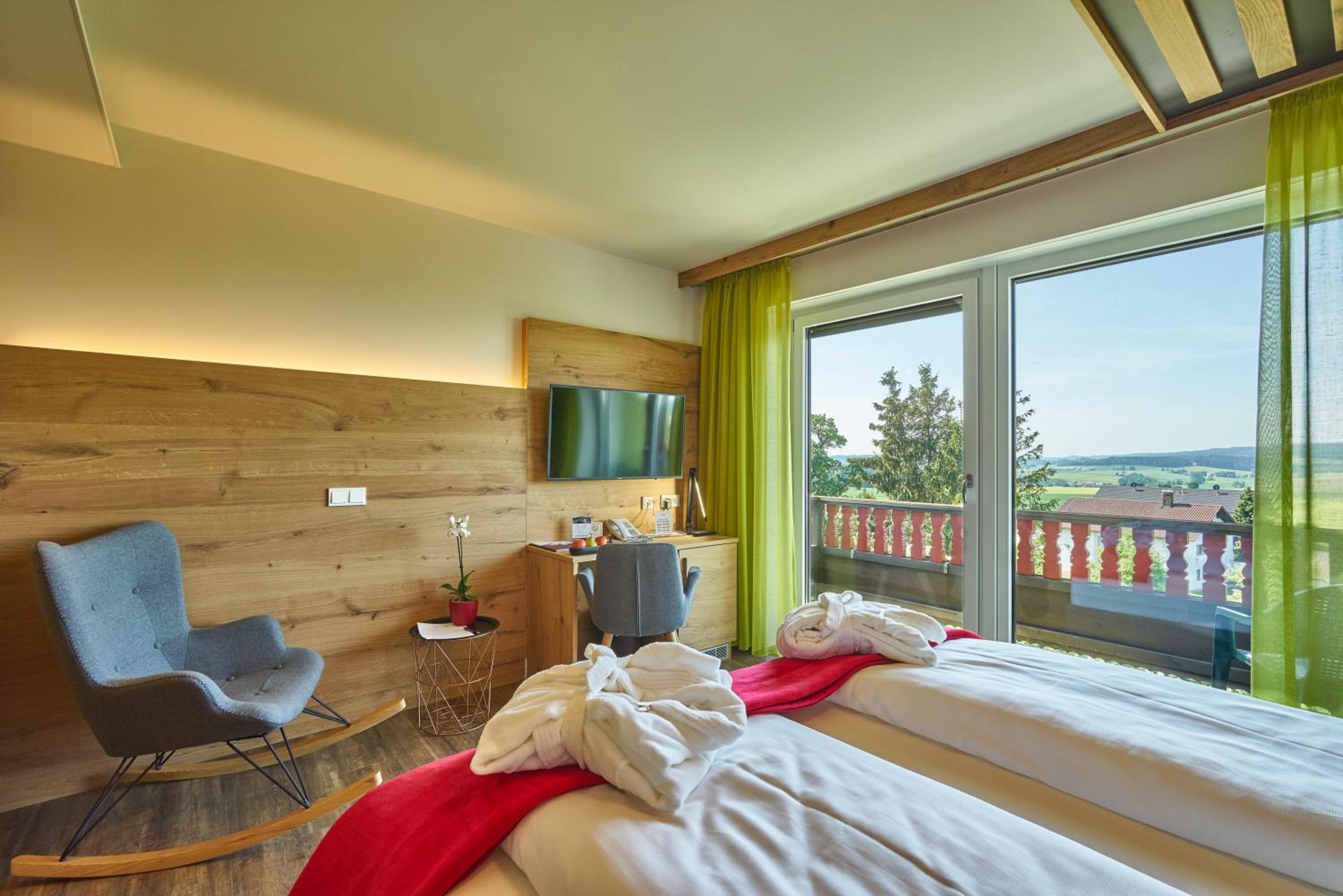 Deluxe Double Room with Balcony - Photo 7
