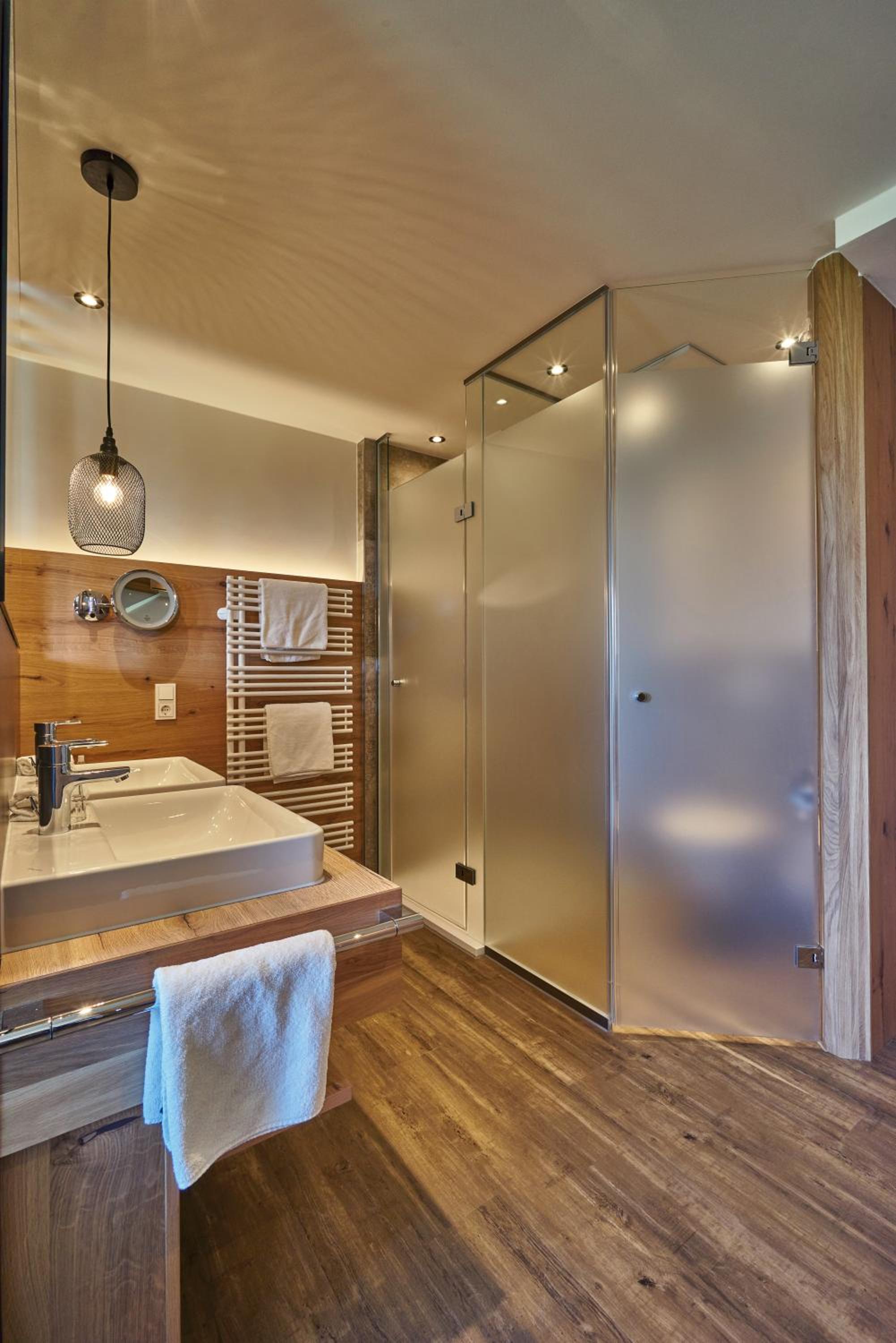 Deluxe Double Room with Balcony - Photo 4