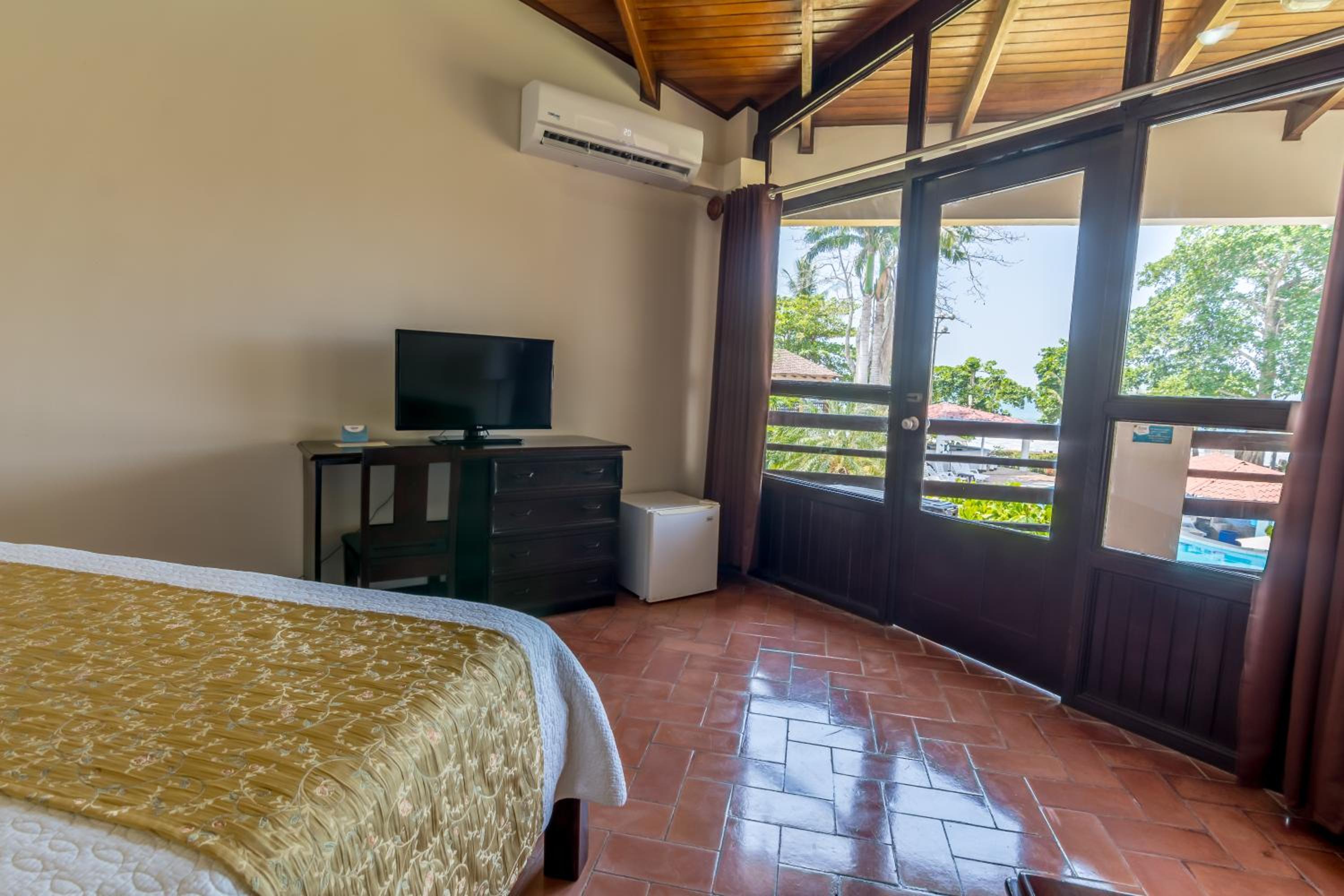 Junior Suite with Pool View - Photo 8