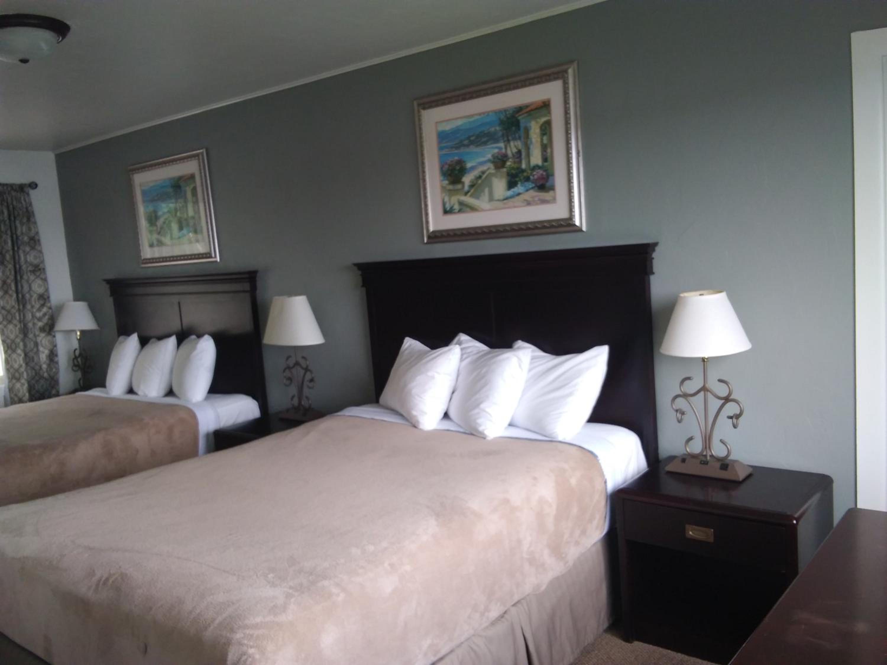 Deluxe Queen Room with Two Queen Beds photo 1