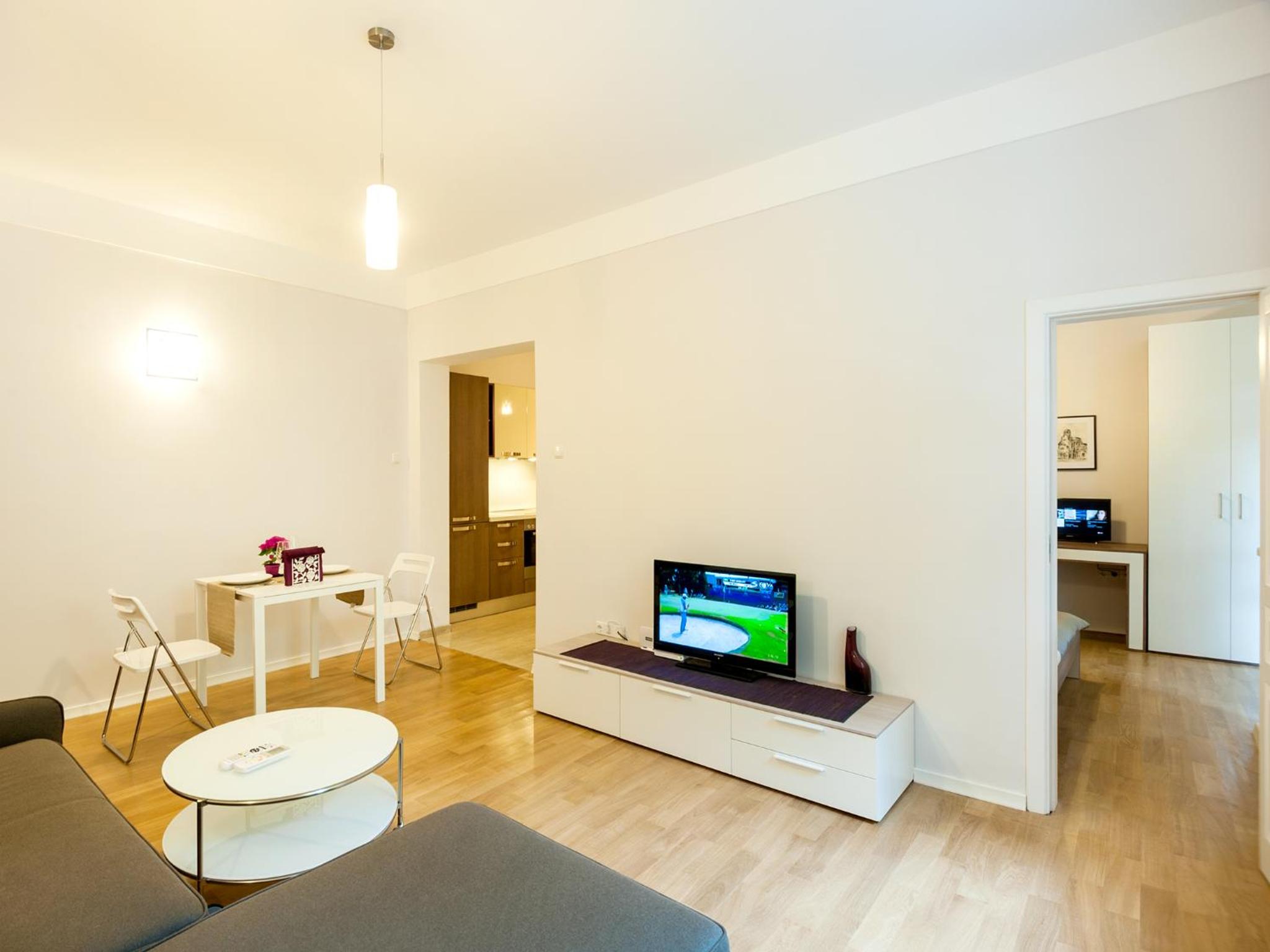 Apartment with Balcony - Photo 4