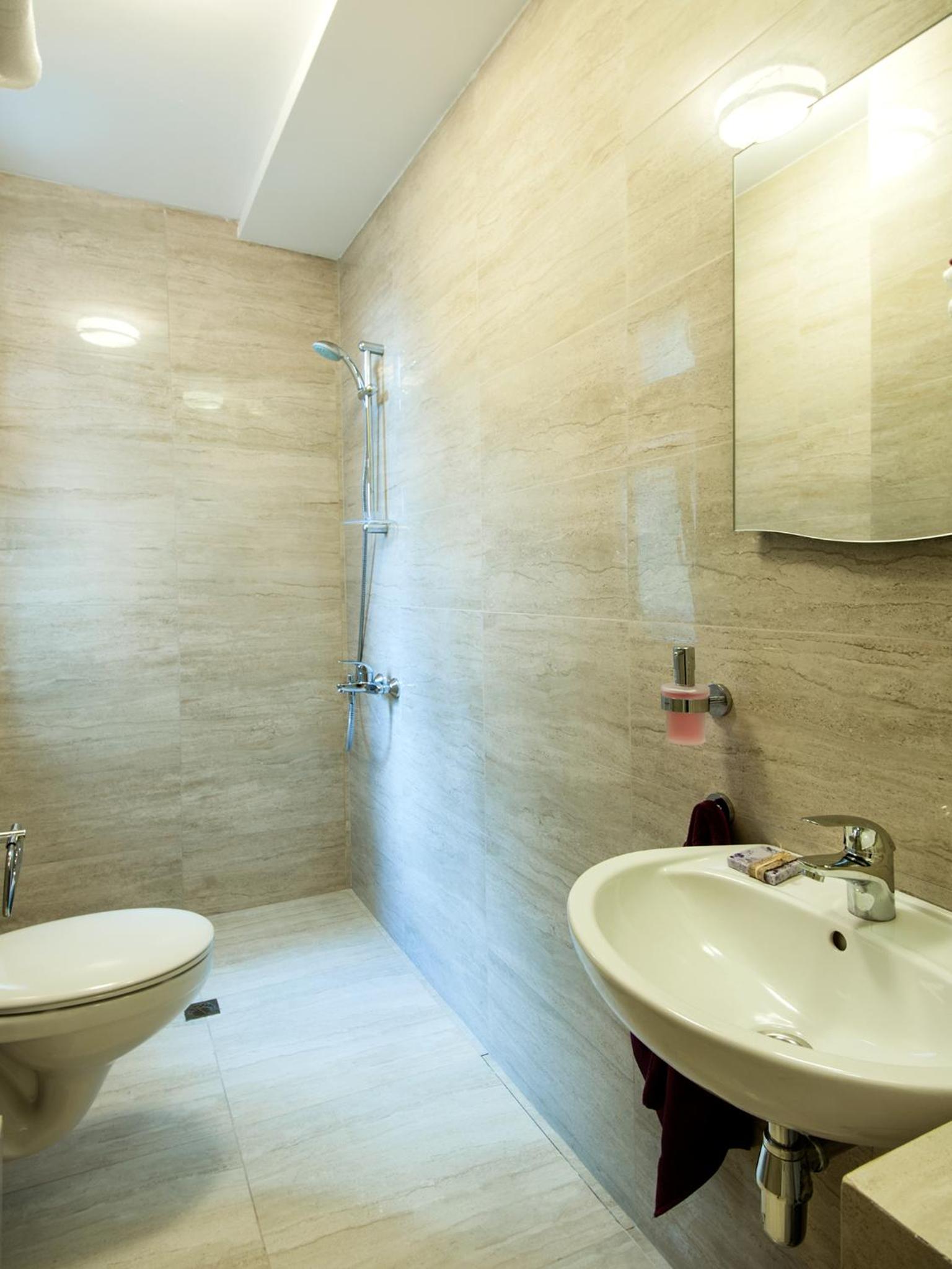 Apartment with Balcony - Photo 6