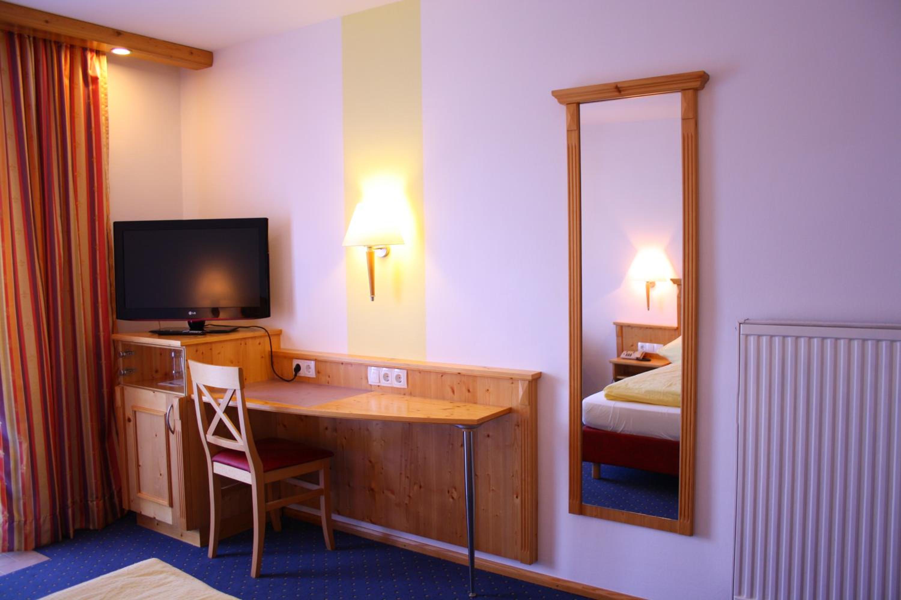 Double Room with Balcony - Photo 6