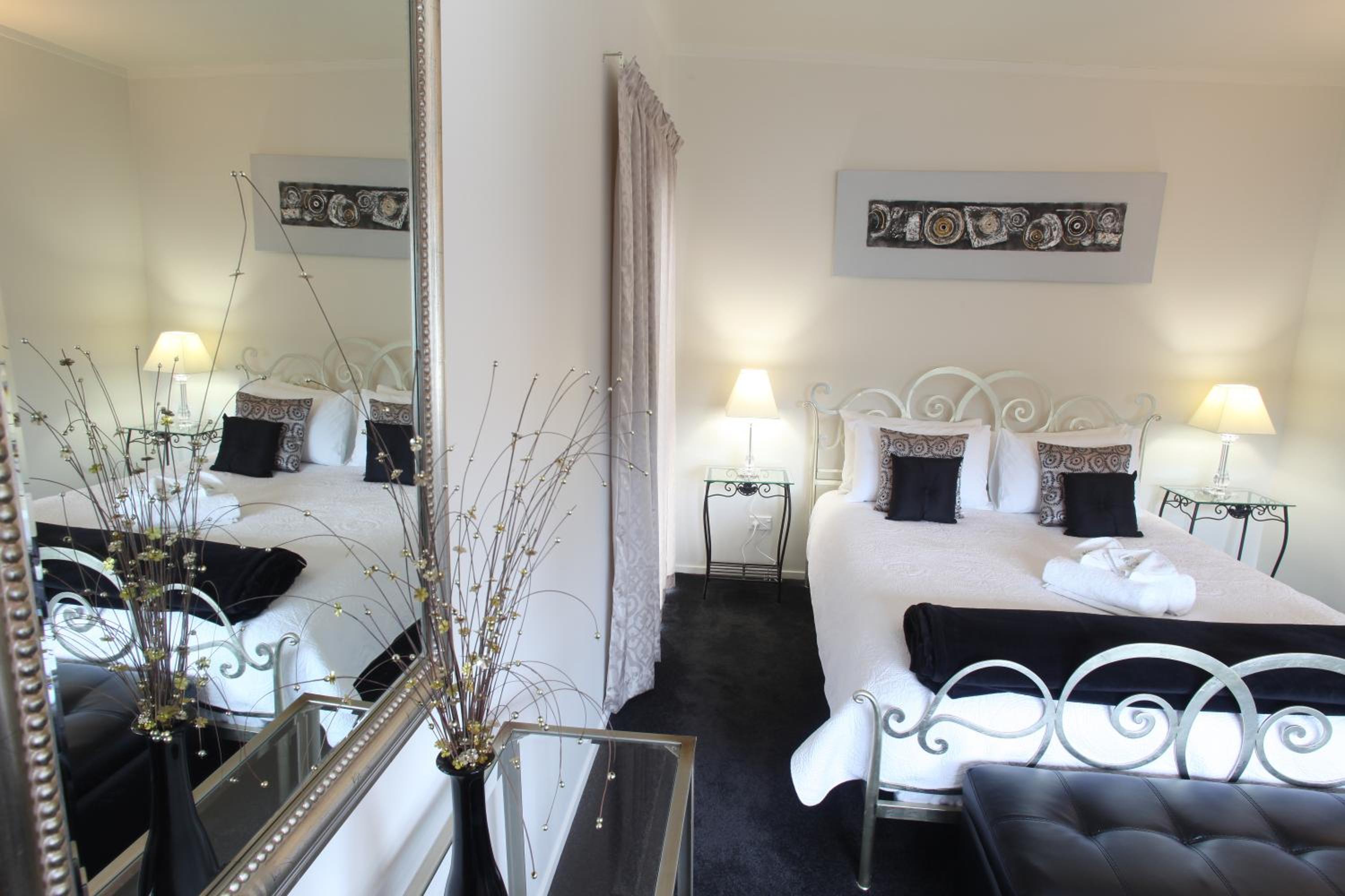 One-Bedroom Apartment - Photo 1
