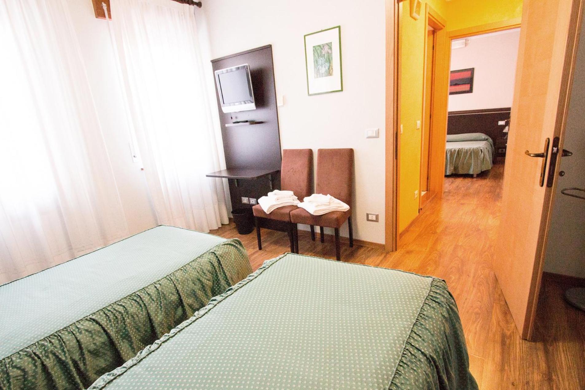 Twin Room - Photo 2
