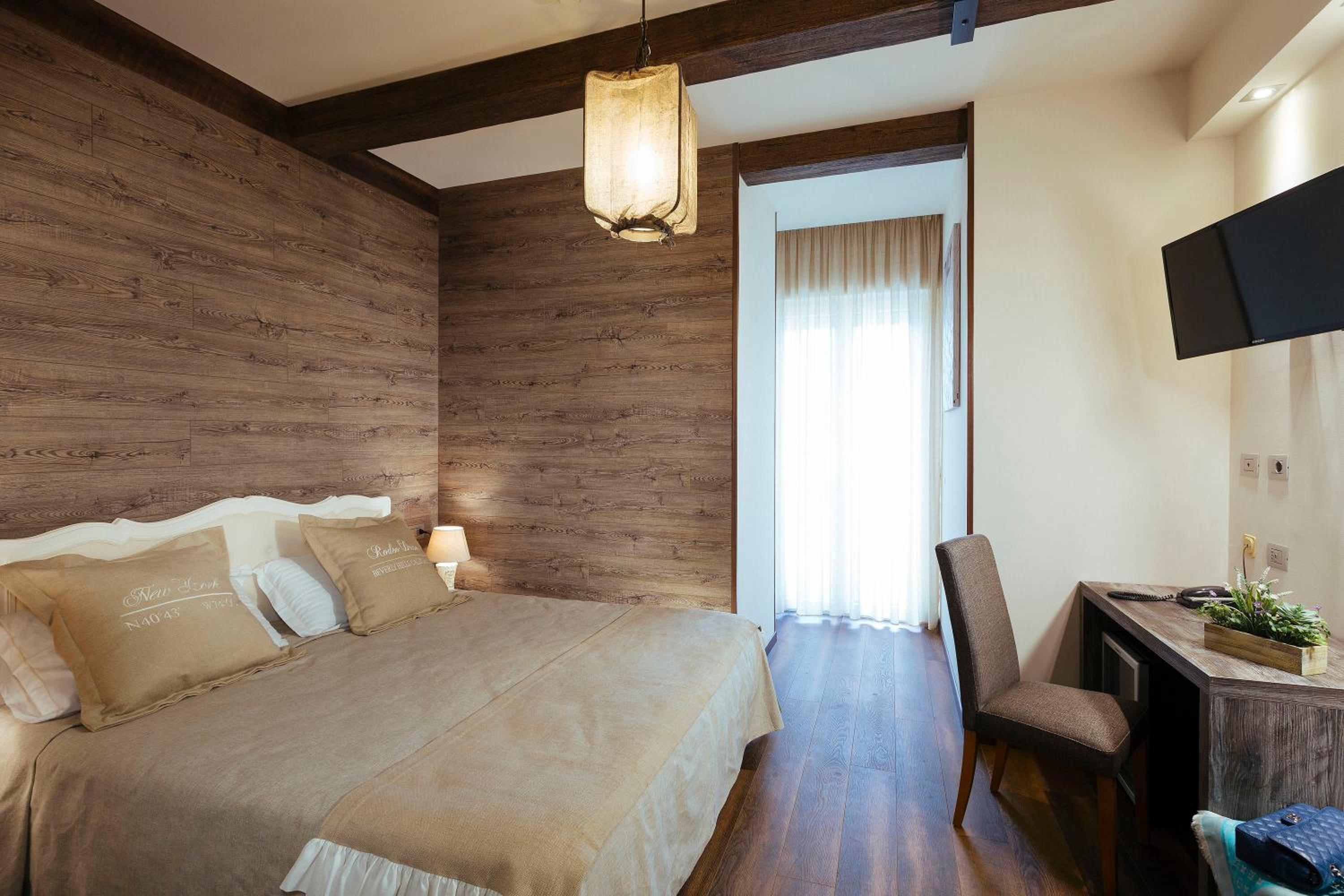 Deluxe King Room with Balcony and Sea View - Photo 9
