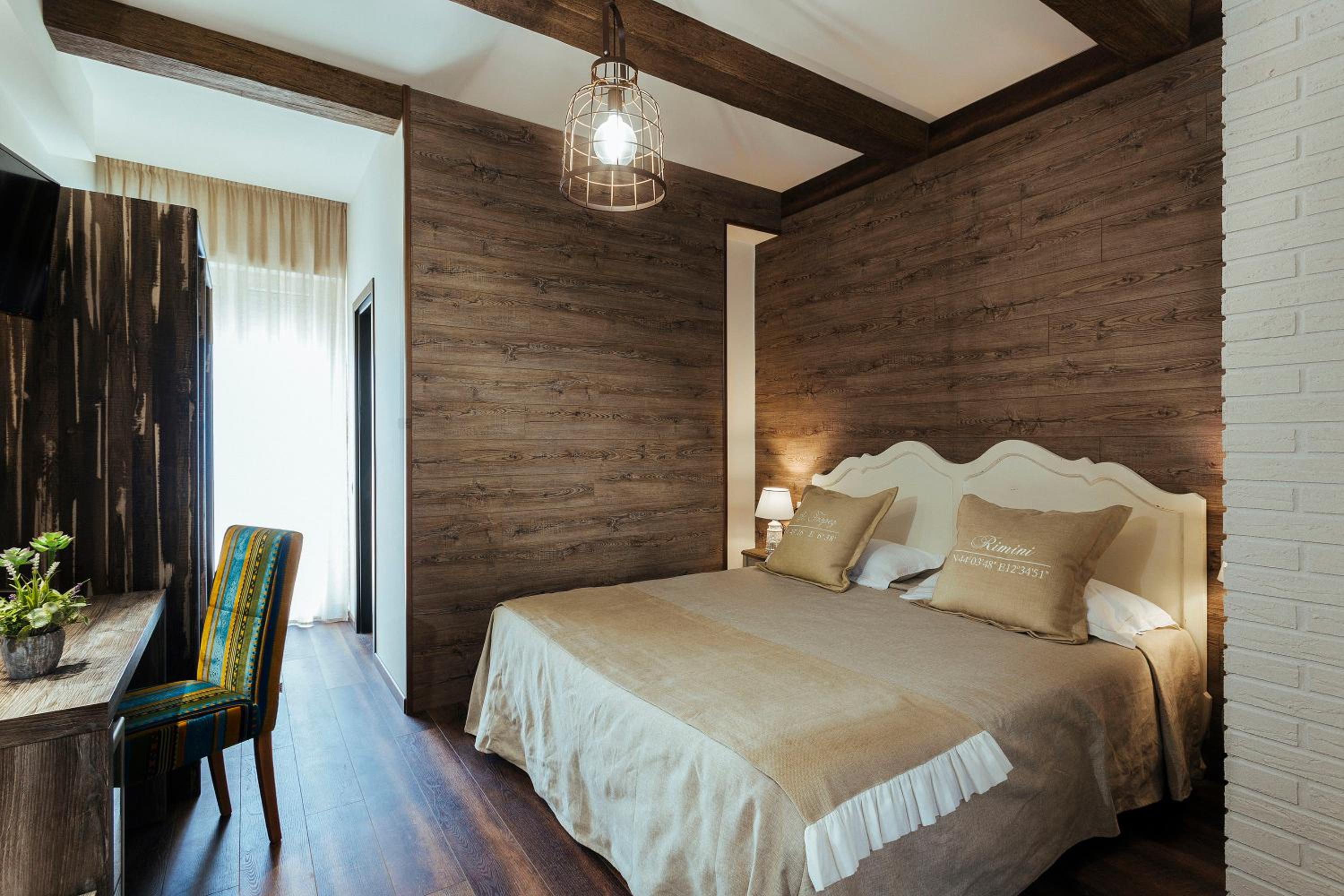 Deluxe King Room with Balcony and Sea View - Photo 15