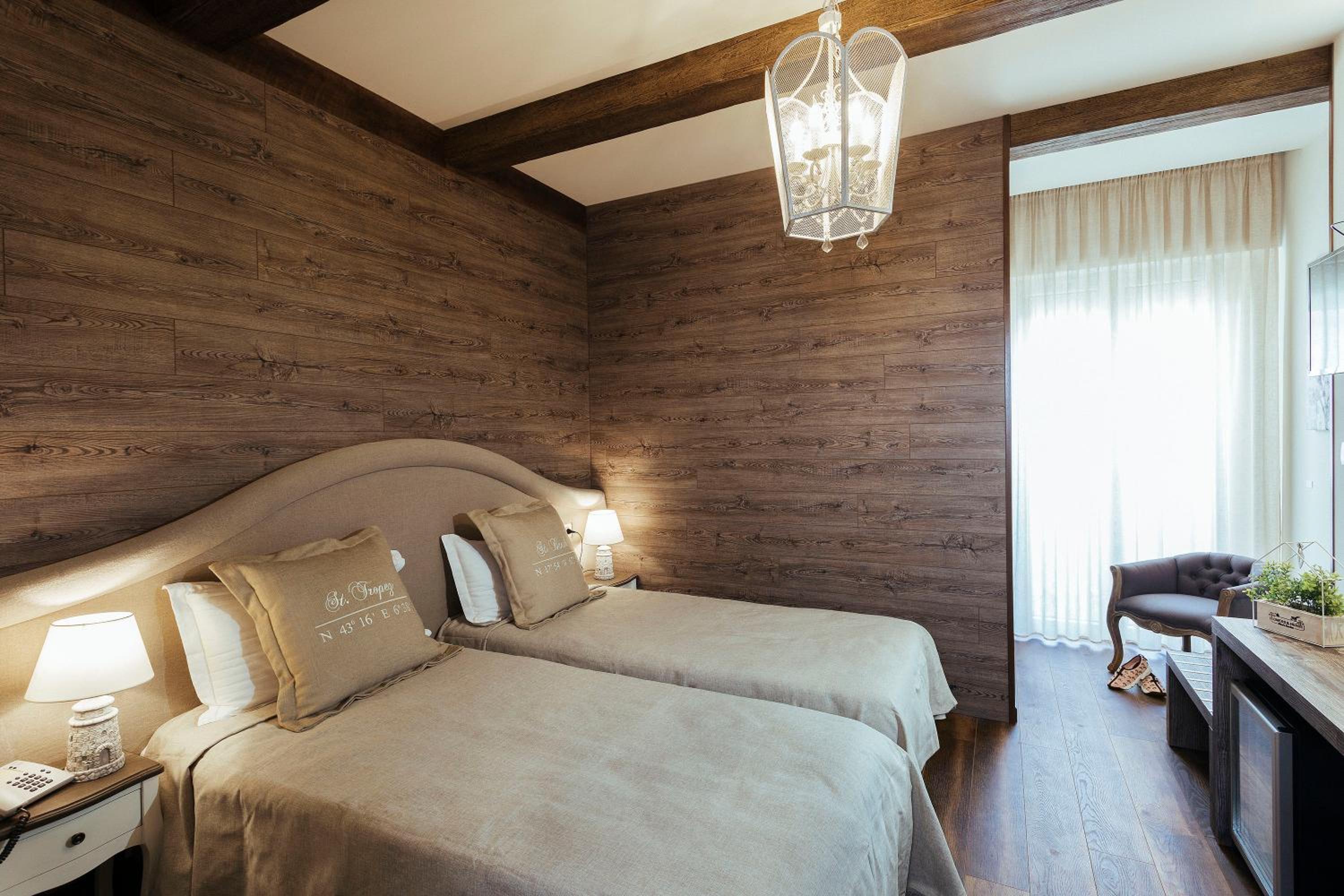 Deluxe King Room with Balcony and Sea View - Photo 13