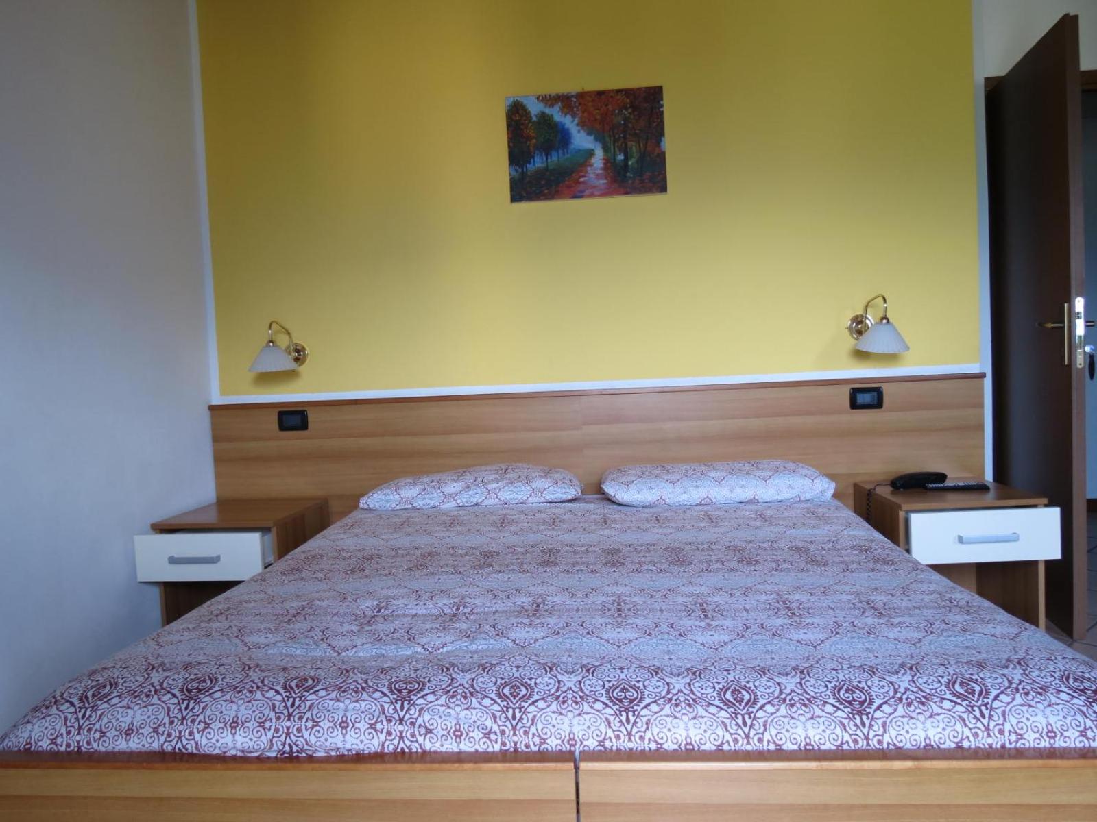 Double Room with Private Bathroom - Photo 2
