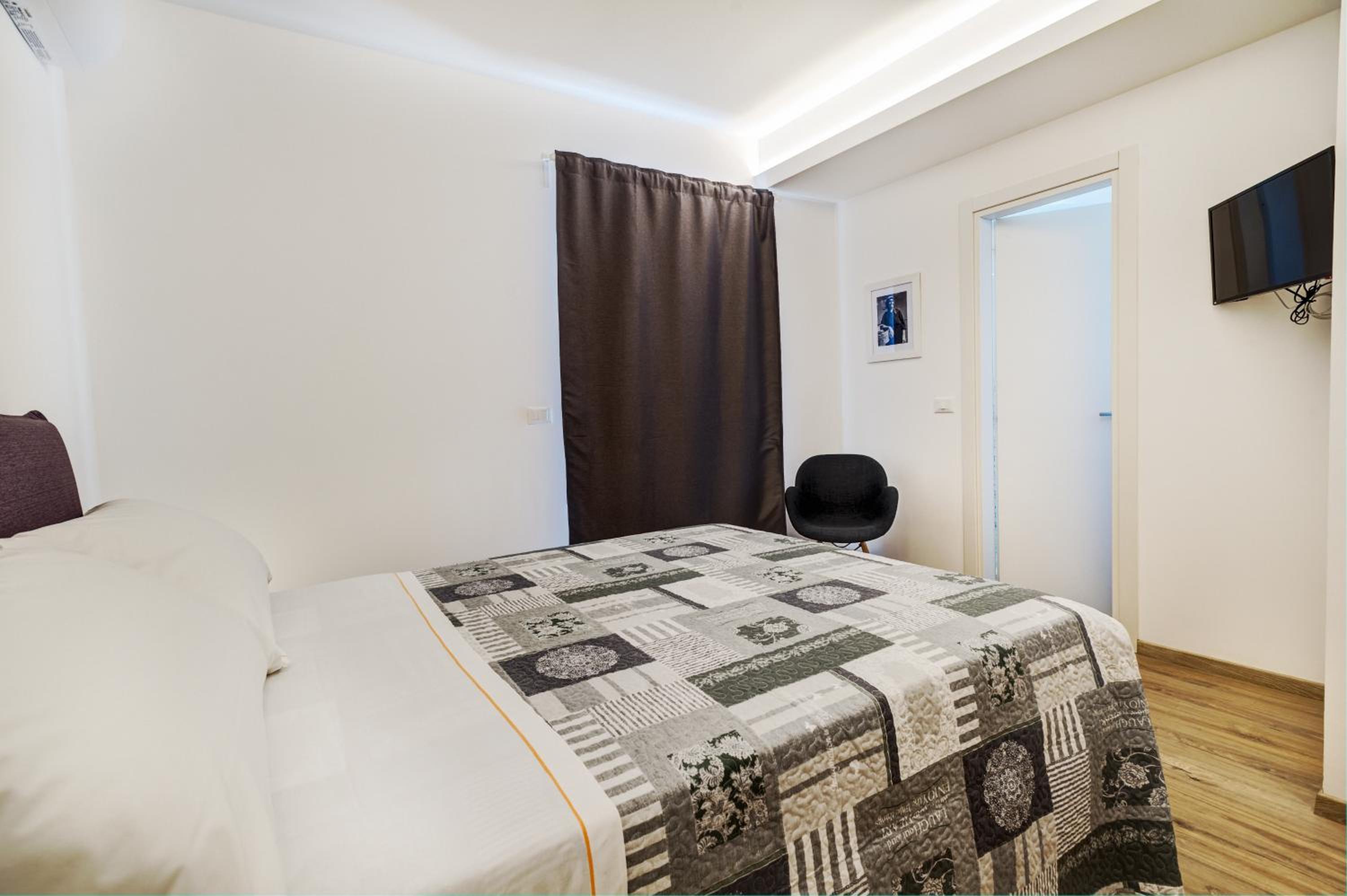 King Room with Balcony - Photo 3