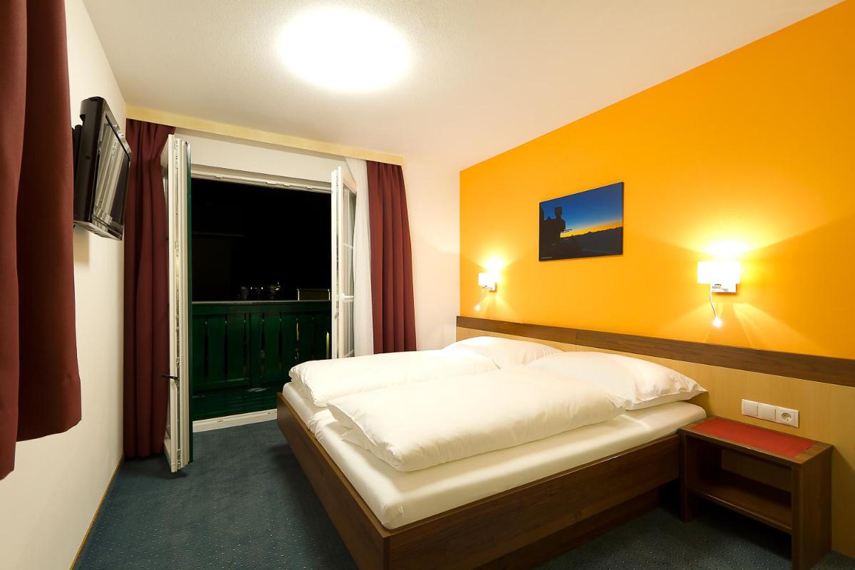 Double Room with Balcony - Photo 3