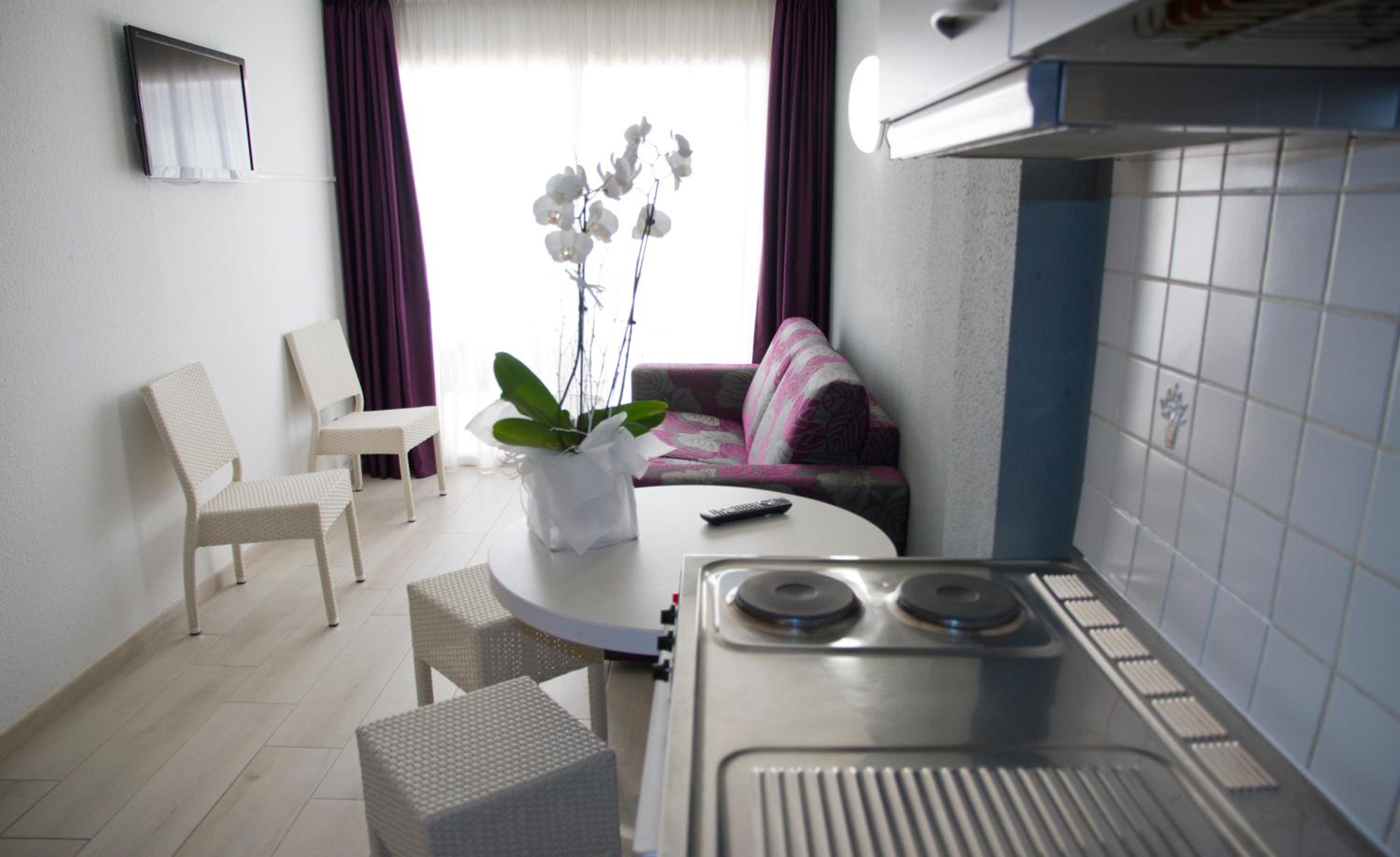One-Bedroom Apartment - Photo 2