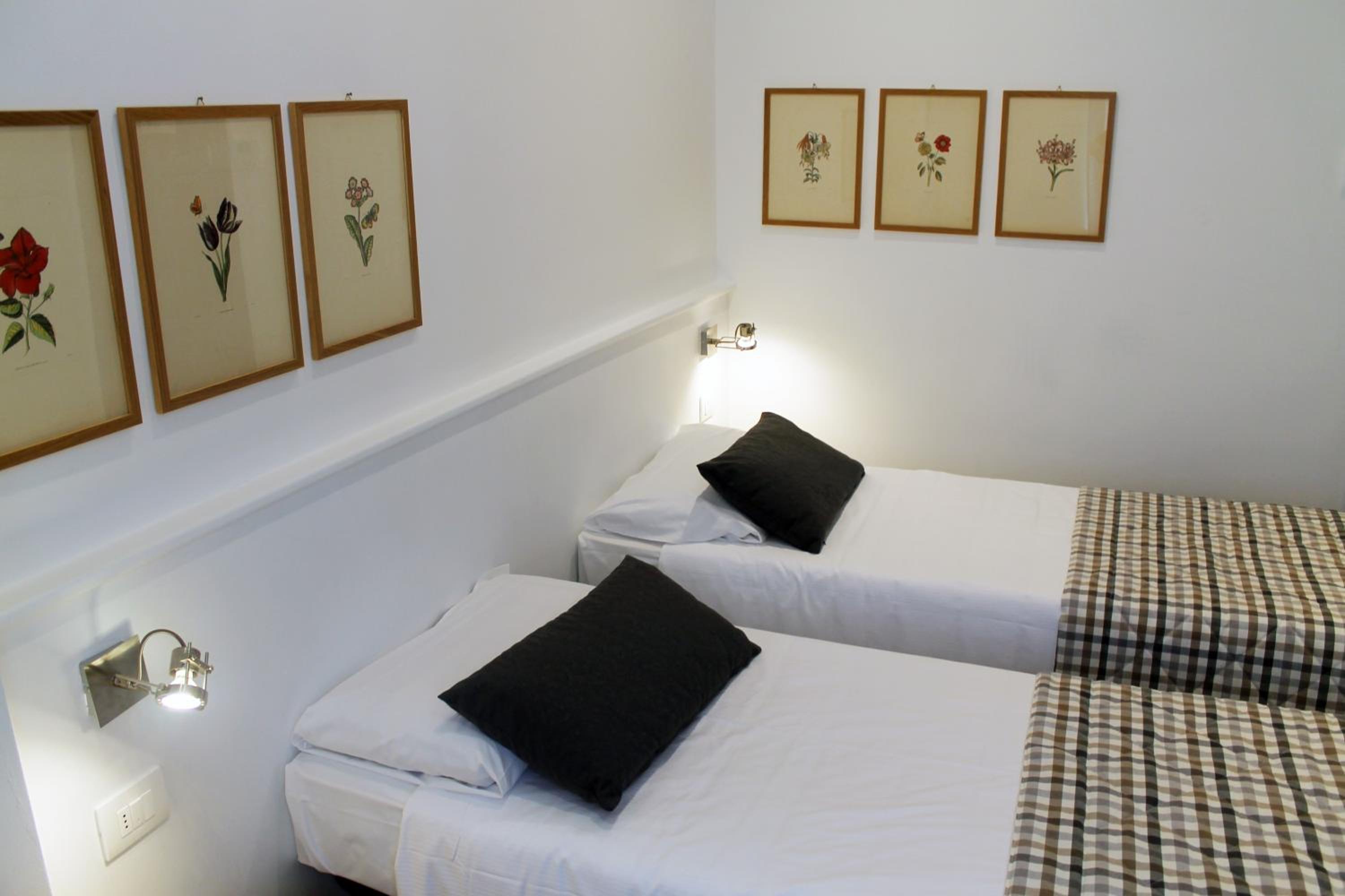 Twin Room thumbnail 6
