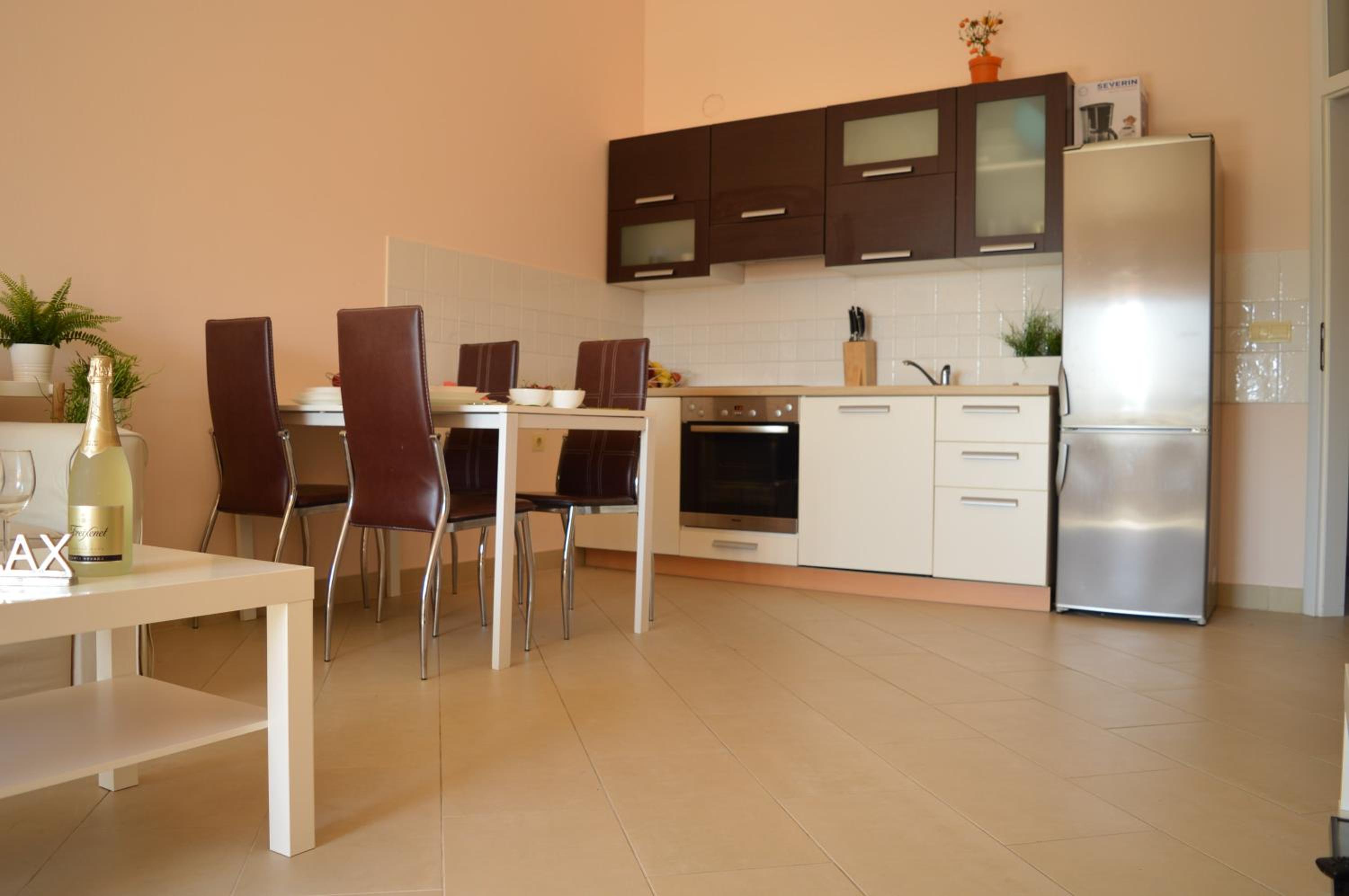 Two-Bedroom Apartment with Balcony and Sea View - Photo 9