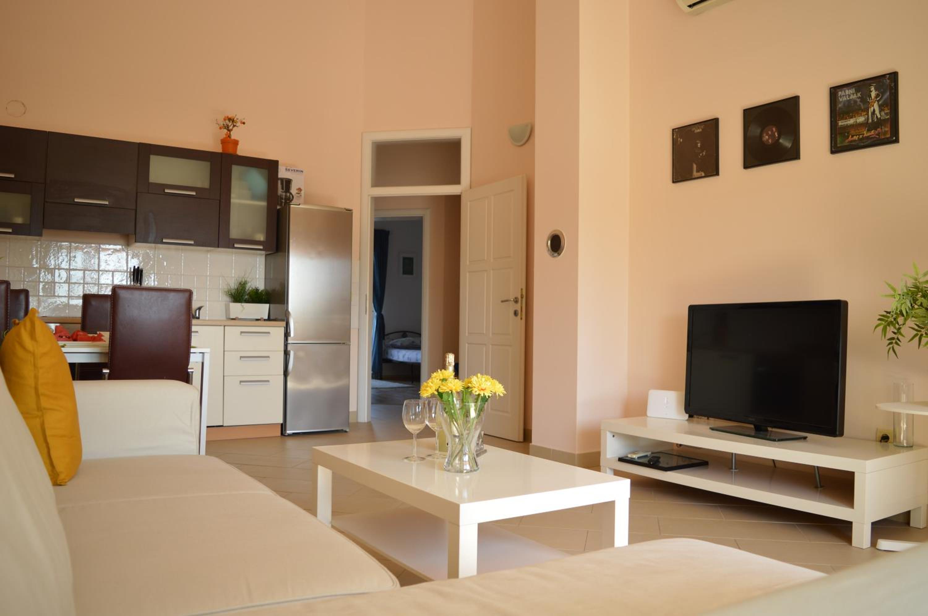 Two-Bedroom Apartment with Balcony and Sea View - Photo 24