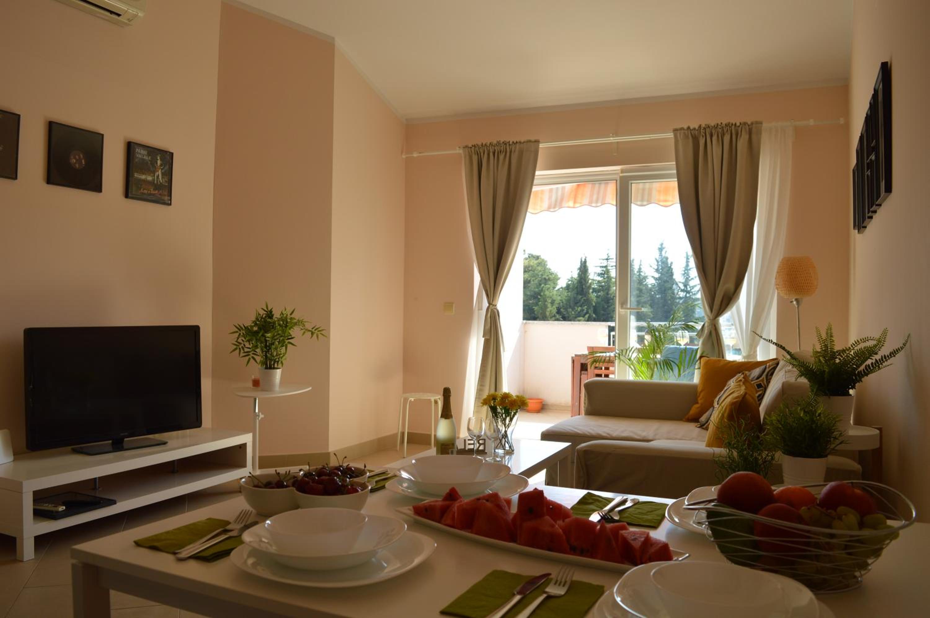 Two-Bedroom Apartment with Balcony and Sea View - Photo 1