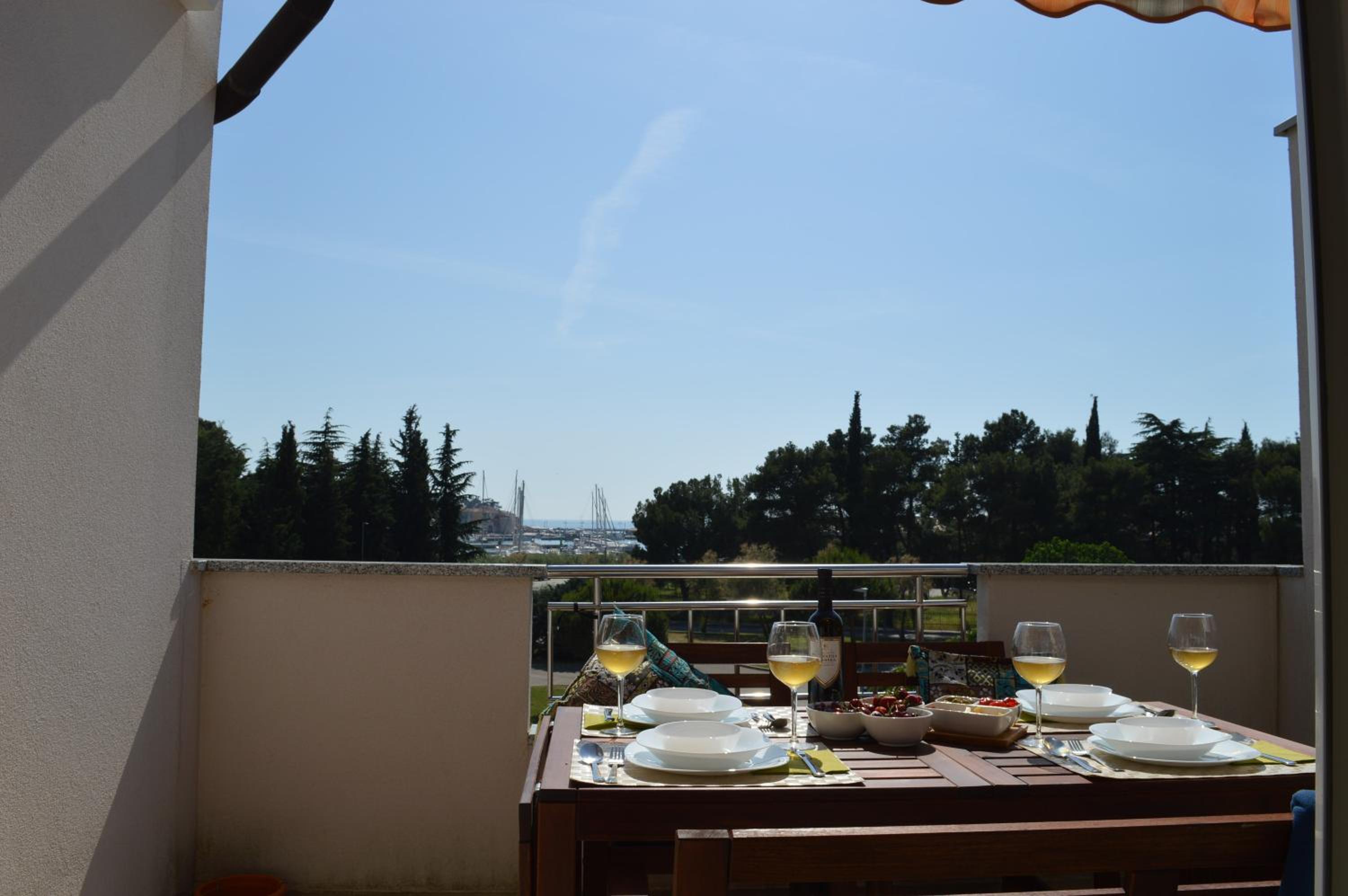 Two-Bedroom Apartment with Balcony and Sea View - Photo 23