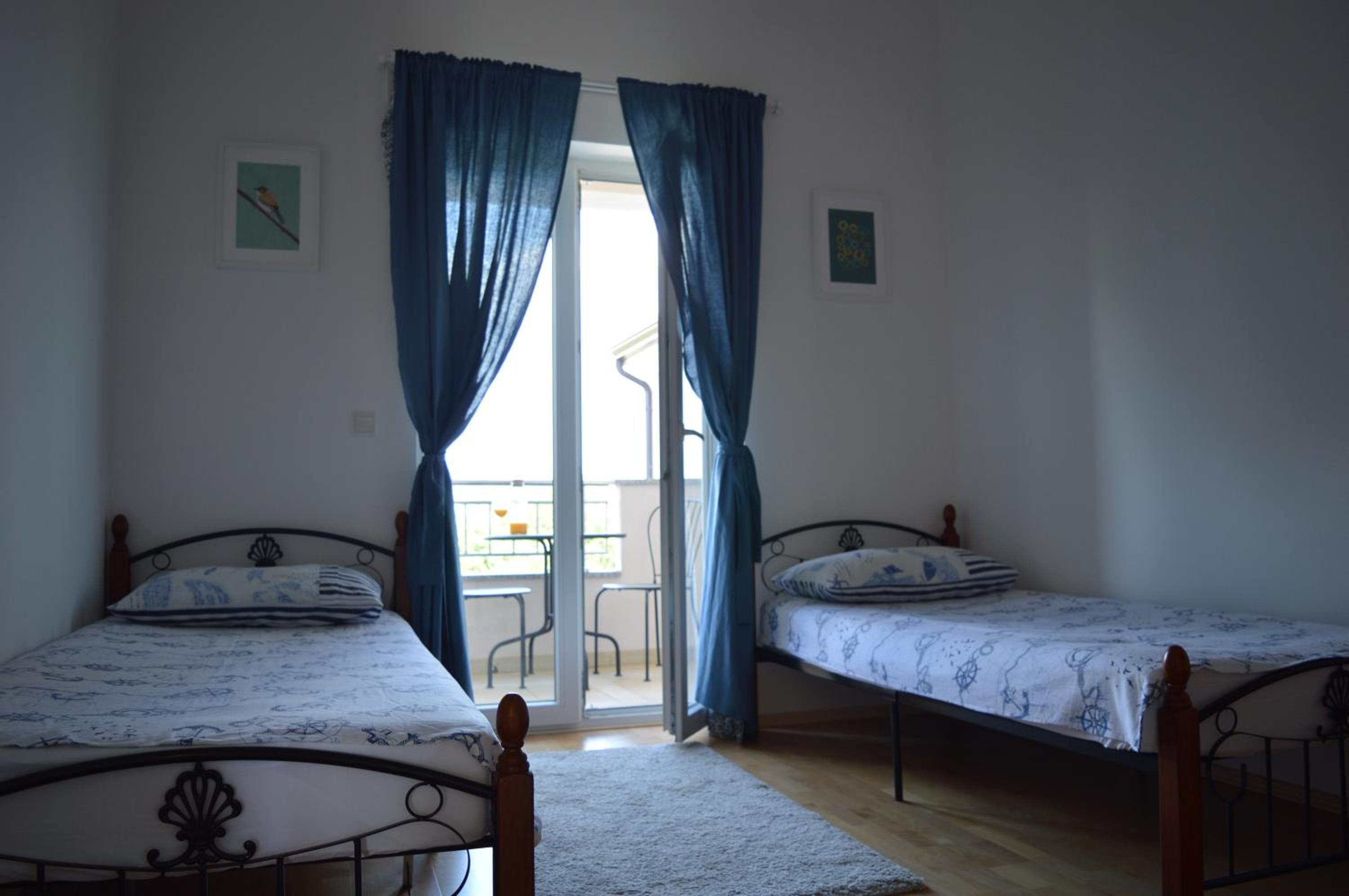 Two-Bedroom Apartment with Balcony and Sea View - Photo 15