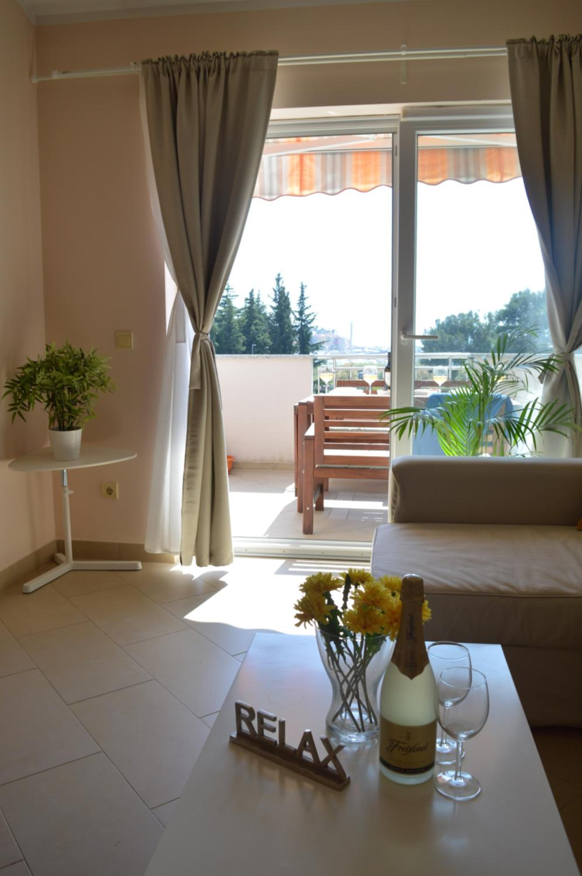 Two-Bedroom Apartment with Balcony and Sea View - Photo 10
