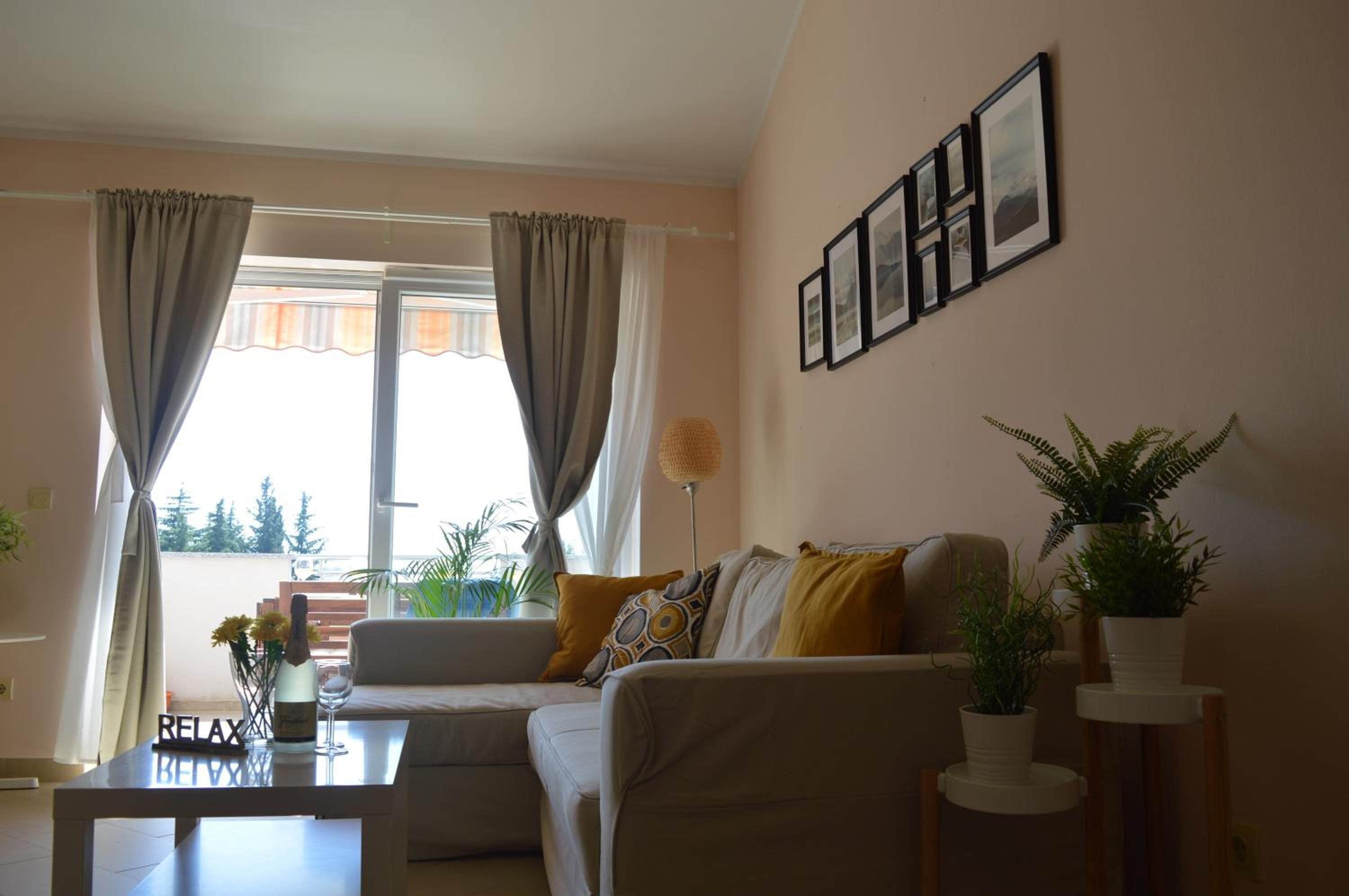 Two-Bedroom Apartment with Balcony and Sea View - Photo 4