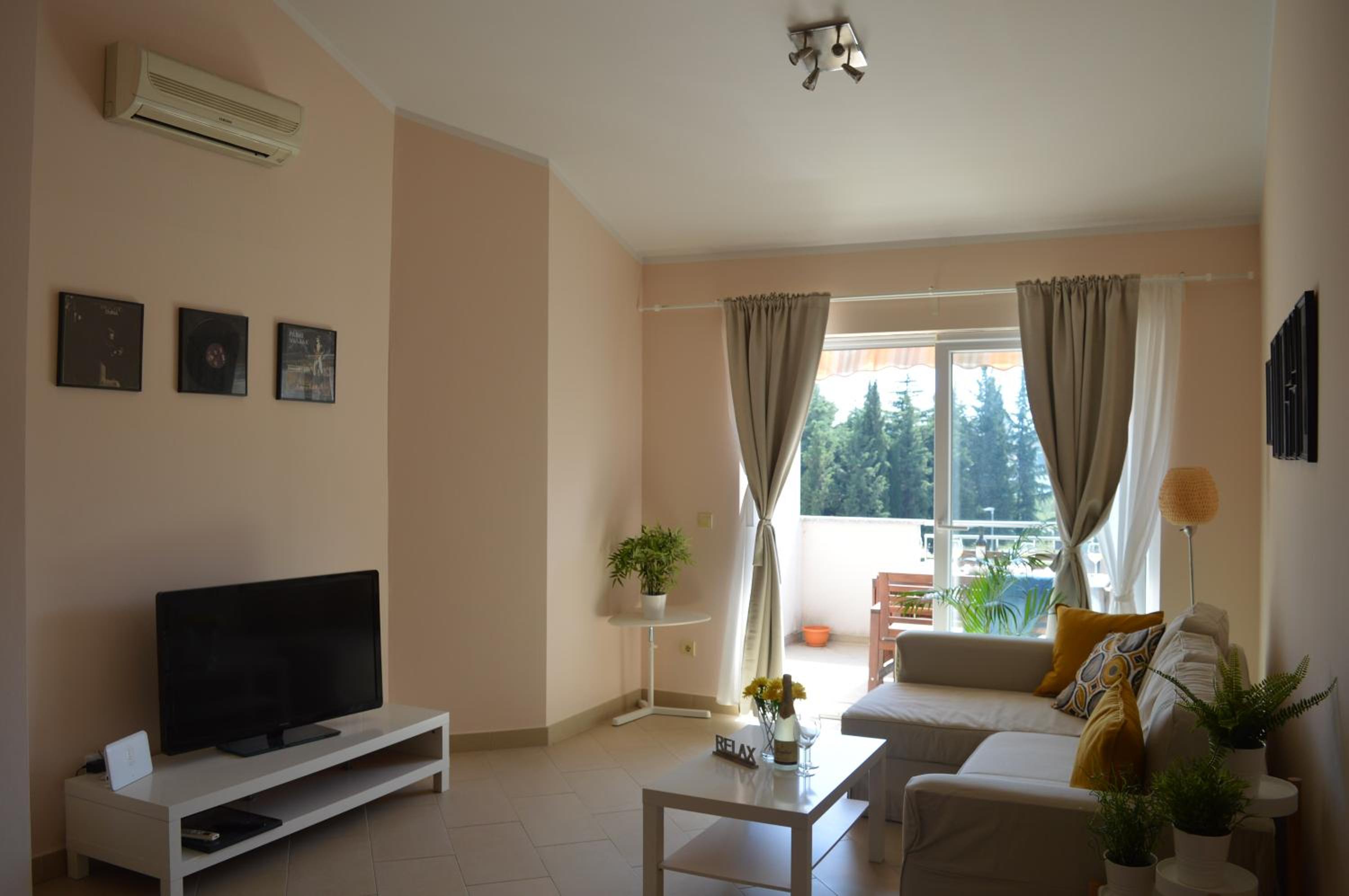 Two-Bedroom Apartment with Balcony and Sea View - Photo 2