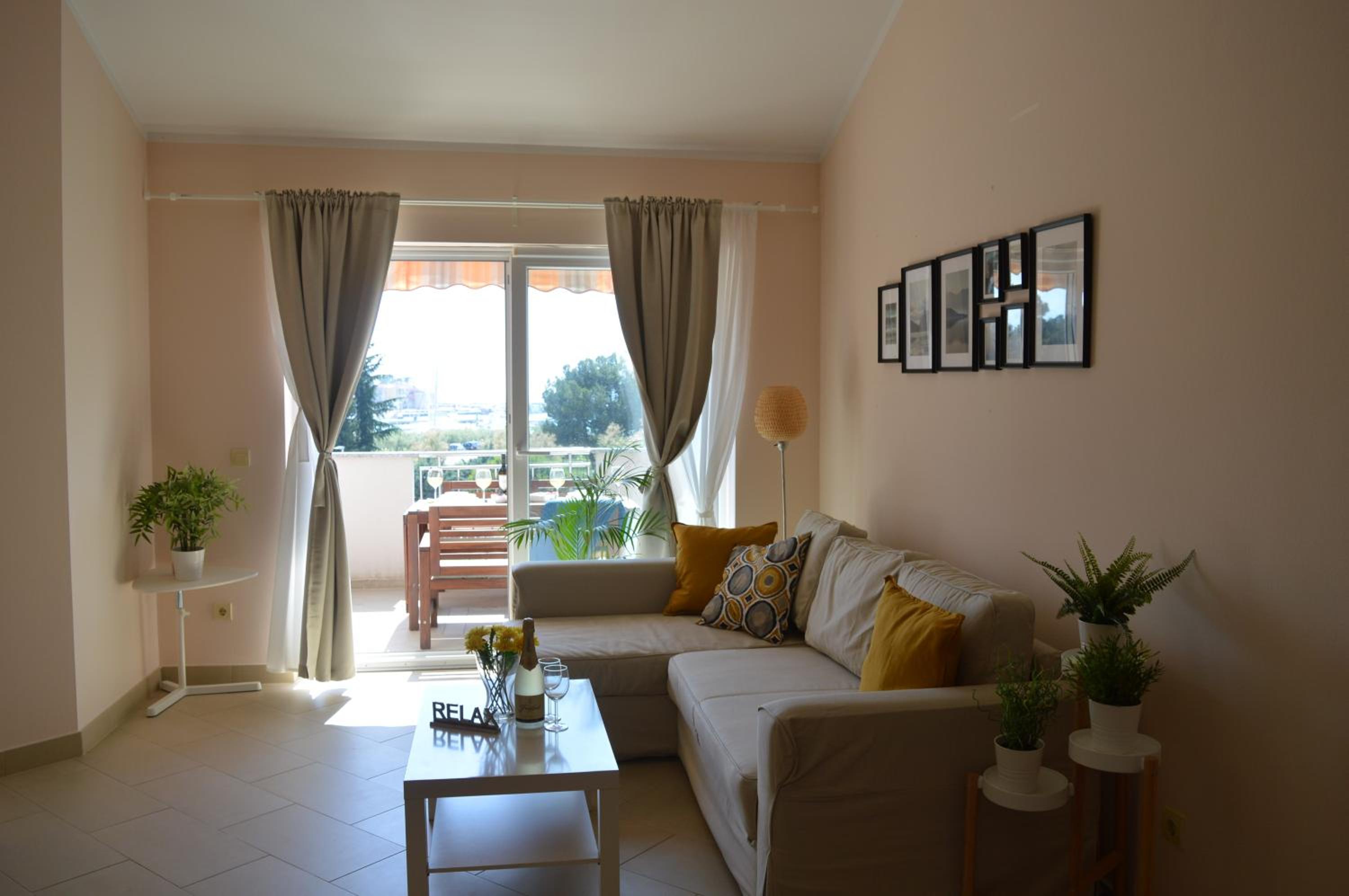 Two-Bedroom Apartment with Balcony and Sea View - Photo 3