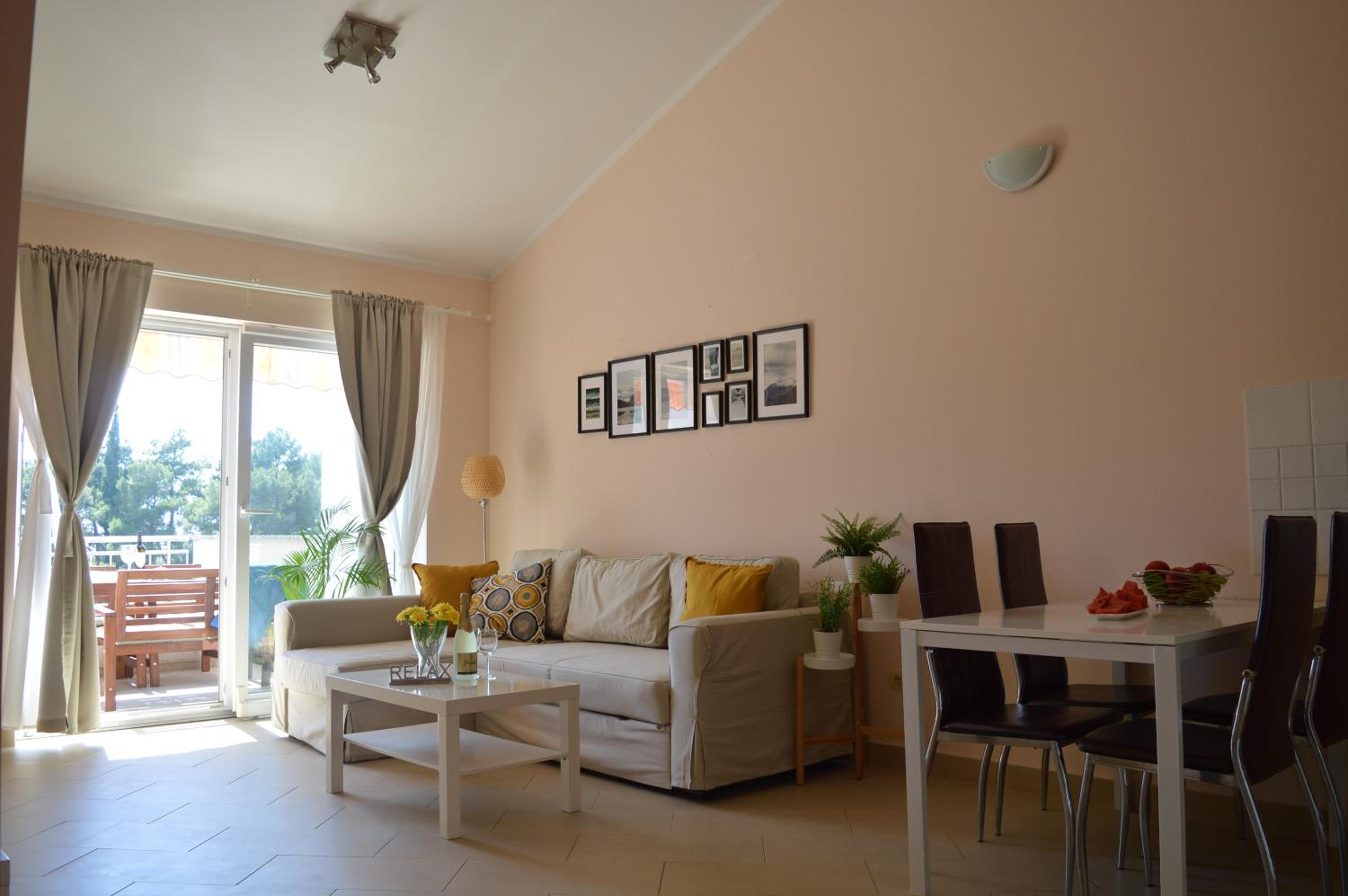 Two-Bedroom Apartment with Balcony and Sea View - Photo 5